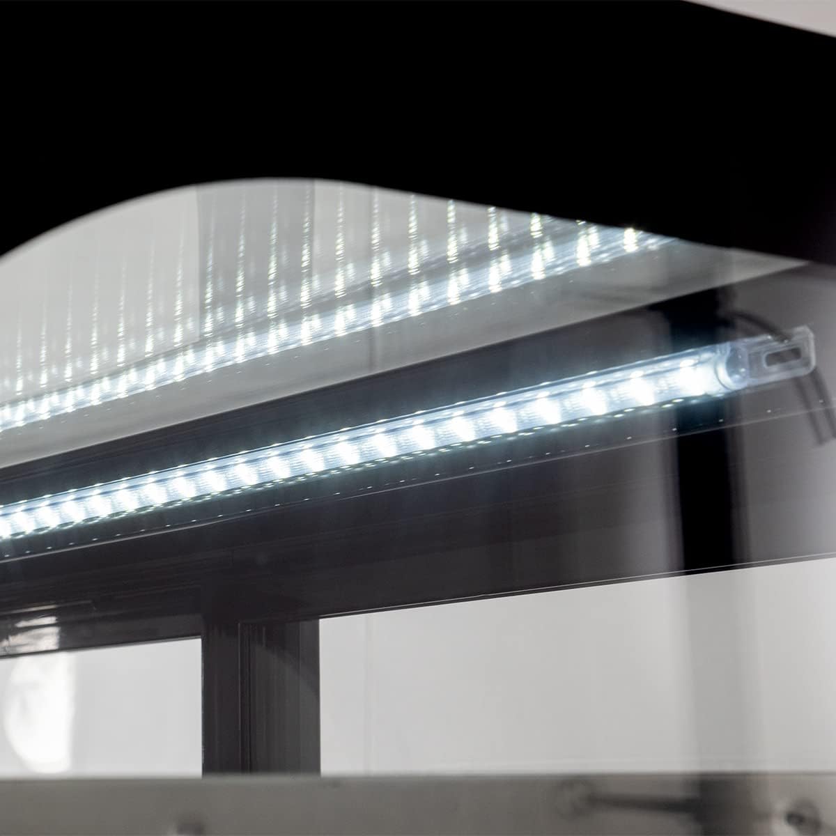 Kühlvitrine 160 Liter I Buffet Vitrine +2 °C und +6 °C mit LED I Kühlvitrine Gastro schwarz I Kühltheke mit Glastür & Umluft I abschließbar