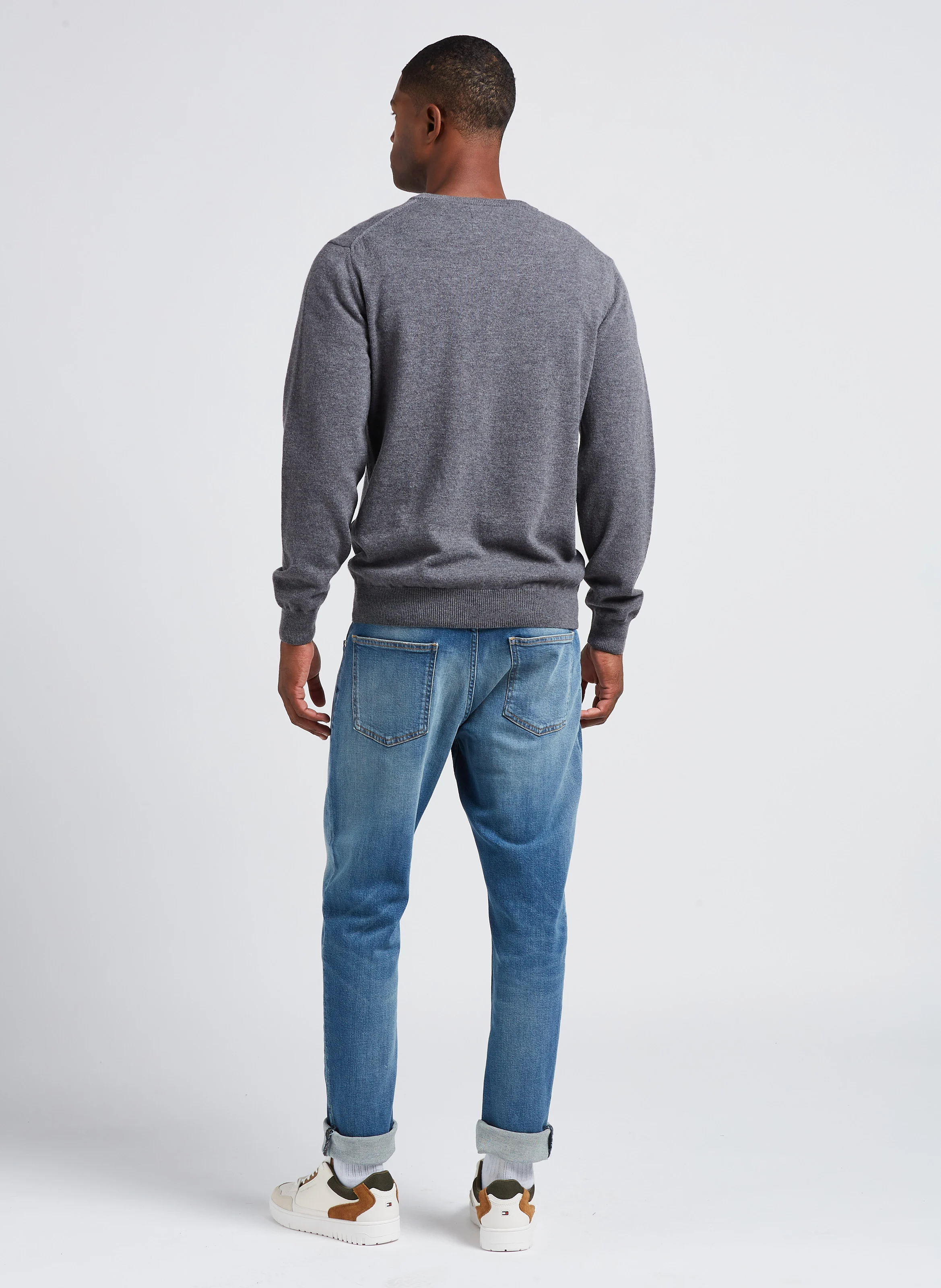 Pull droit col V brodé en laine | Gris