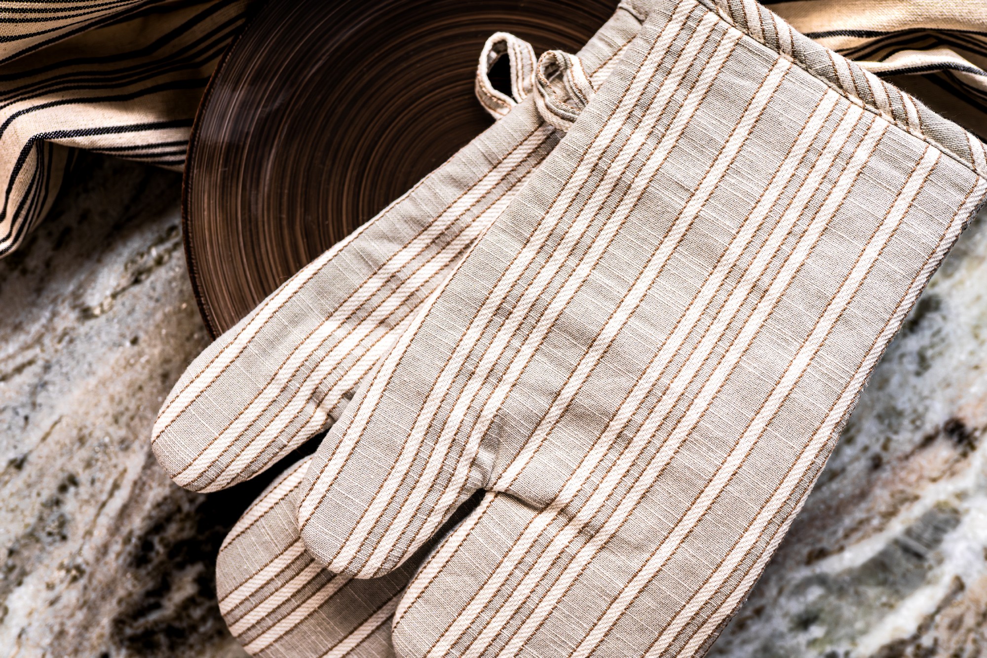 Ofenhandschuh grau-weiß gestreift, L 31 cm, B 18 cm zu 3,80