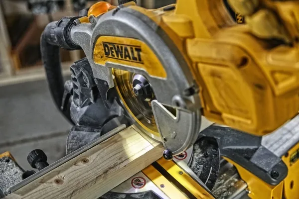 DeWALT DCS777T2-QW, 6300 rpm, 50°, 50°, 104 dB, 93 dB, 1,5 m/s²