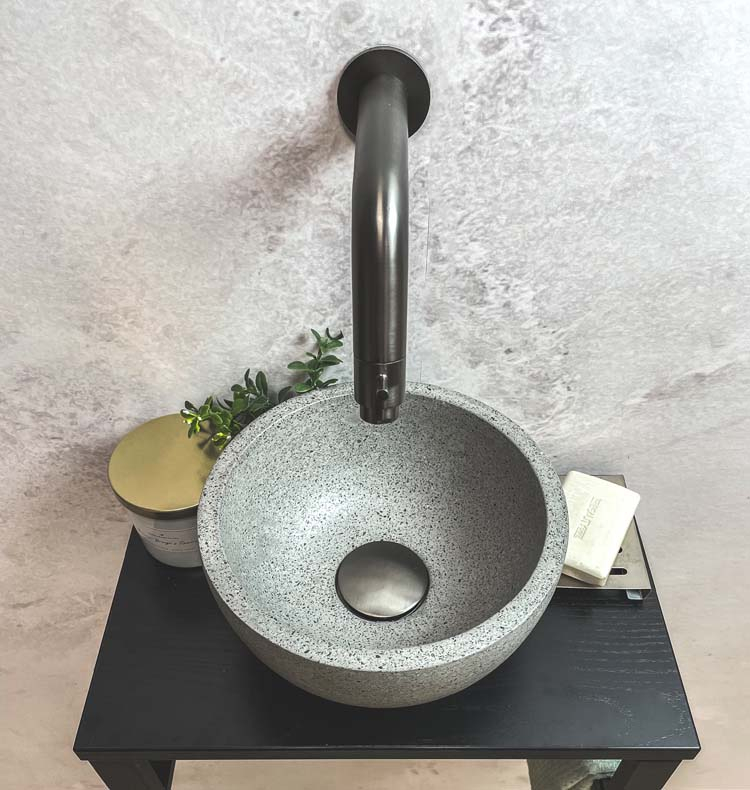 Saniclear Lovi fonteinset met grijze waskom en verouderd ijzeren kraan voor in het toilet