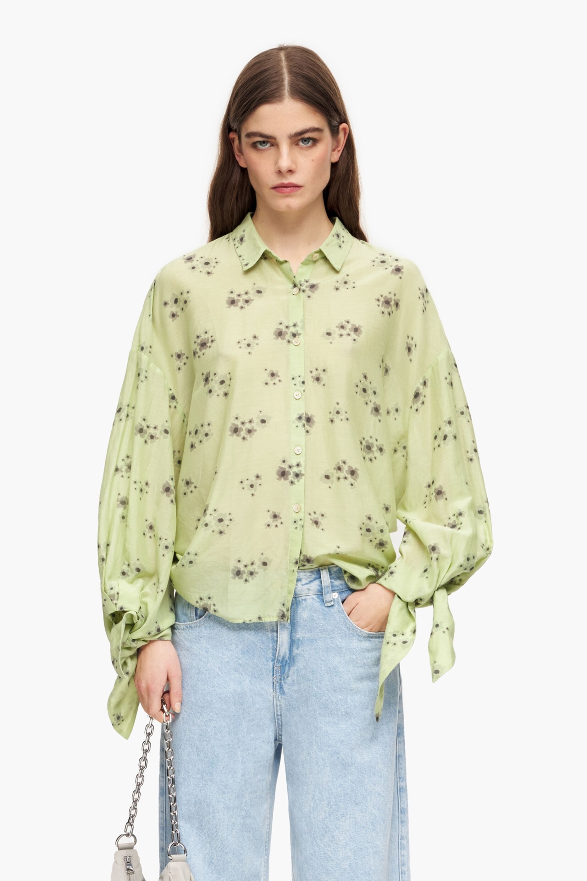 Camiseta com estampa de flores acrílicas verdes