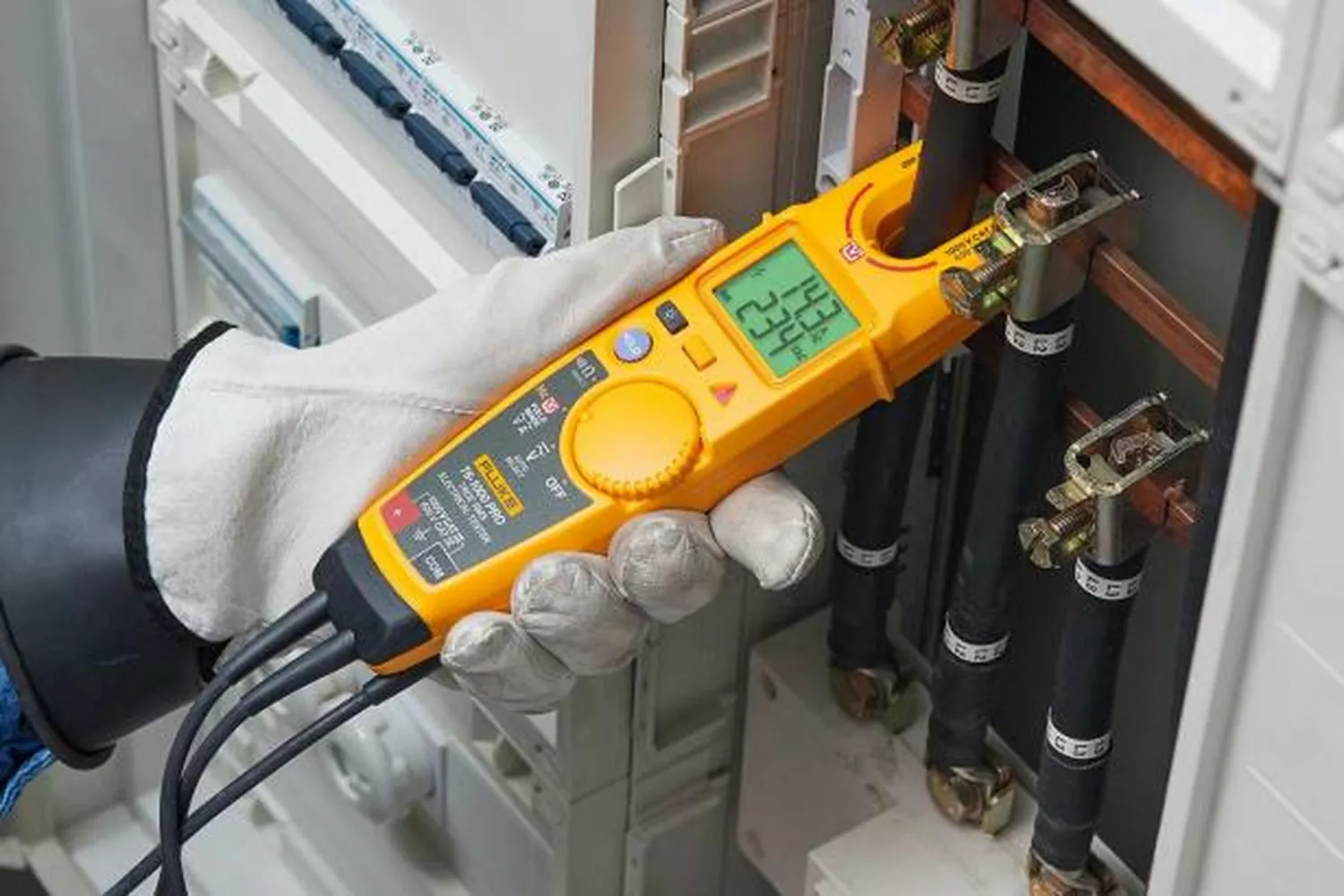 Fluke T6-1000 PRO Digital TRUE-RMS Spannings- doorbel- en stroomtester - FieldSense-technologie - AC/DC 1000V & AC 200A - incl. holster