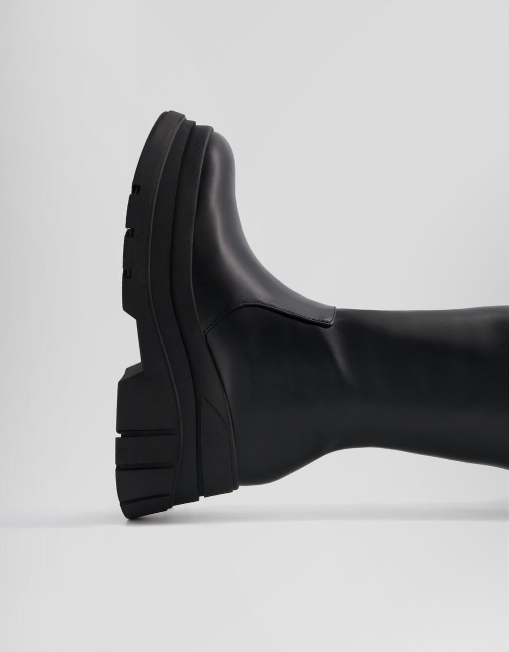 Botas planas com solado grosso