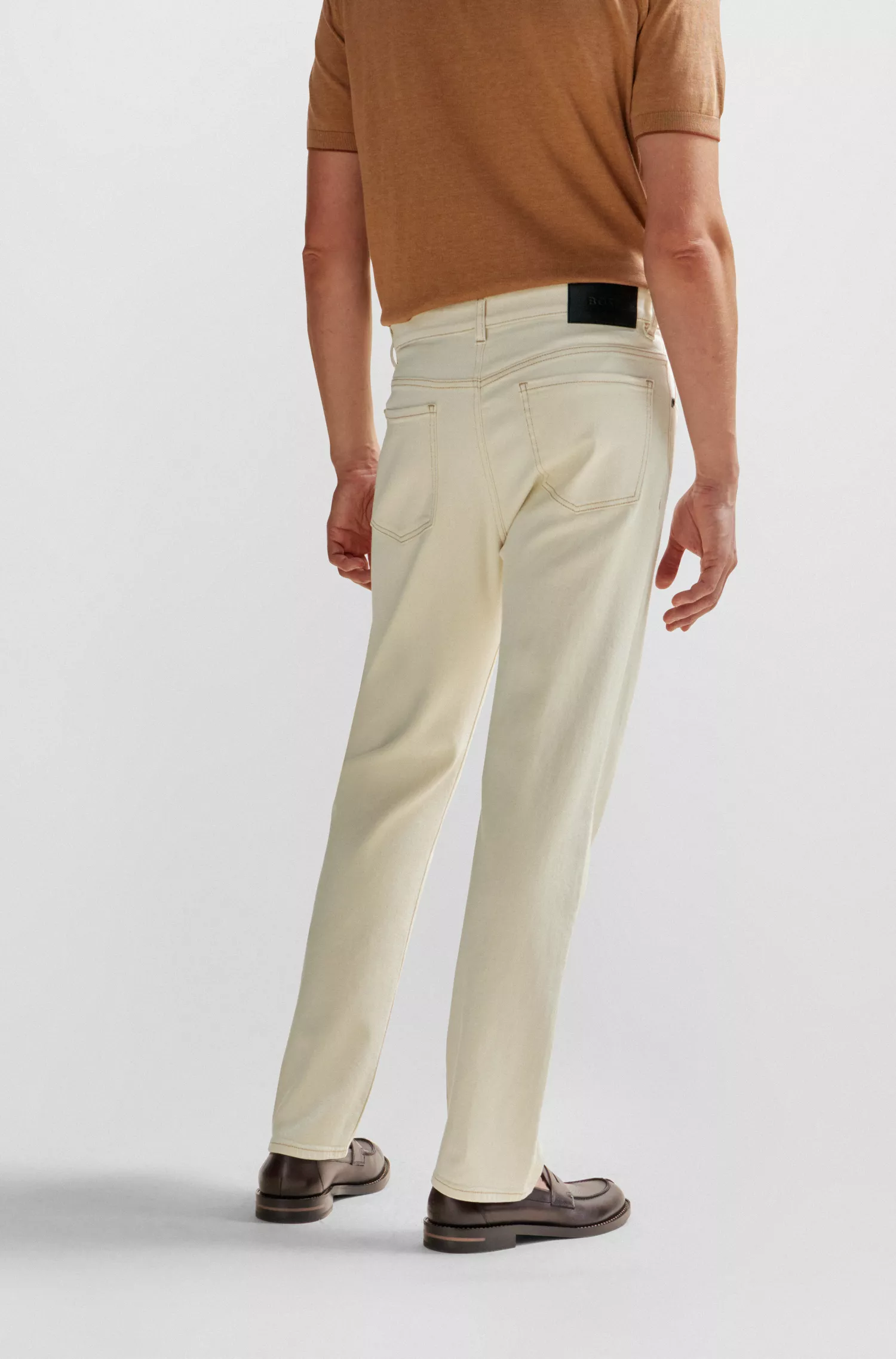 Calça jeans BOSS Camel, corte regular, em denim bege de luxo e conforto.