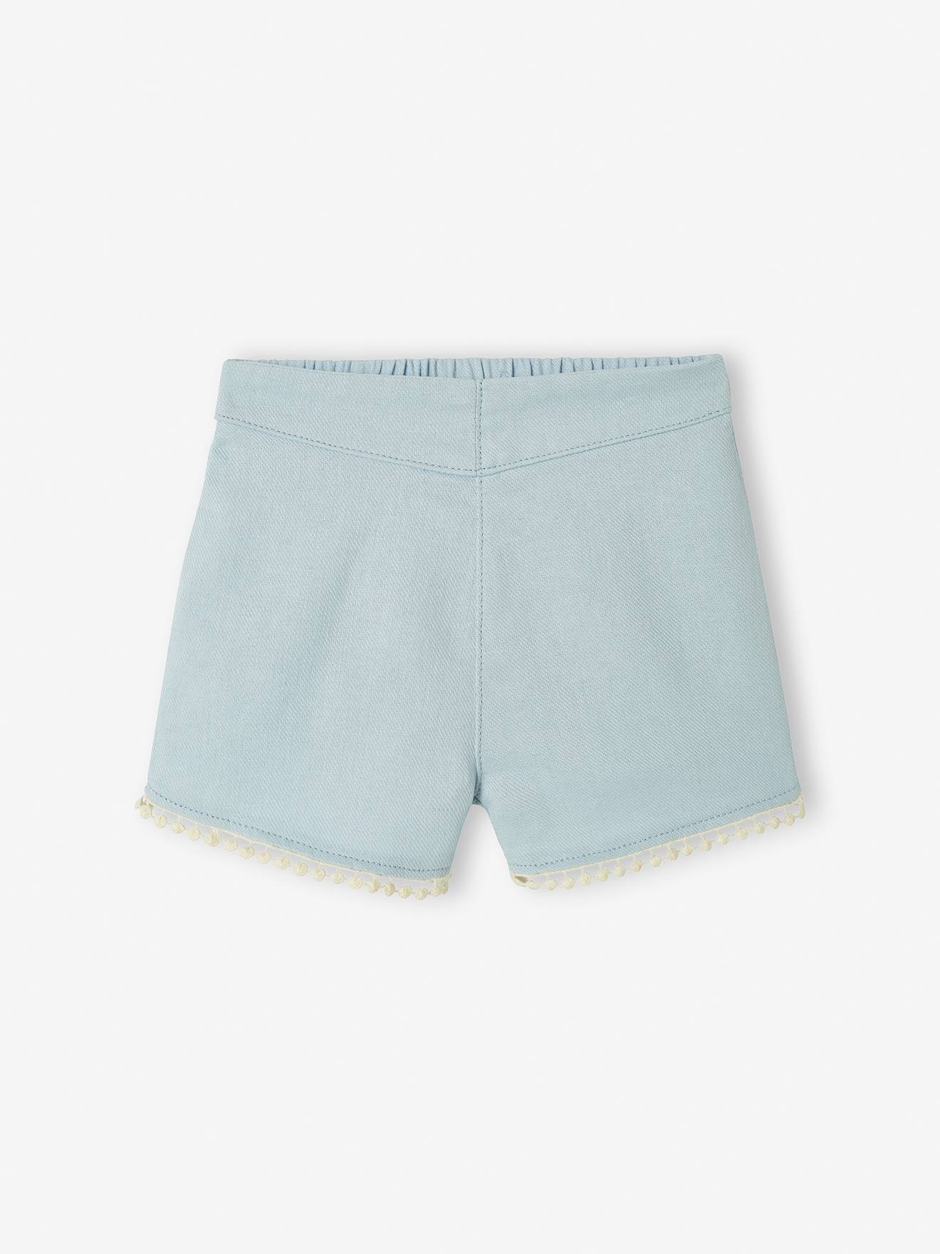 Calção de bebê azul claro com detalhe de pompom