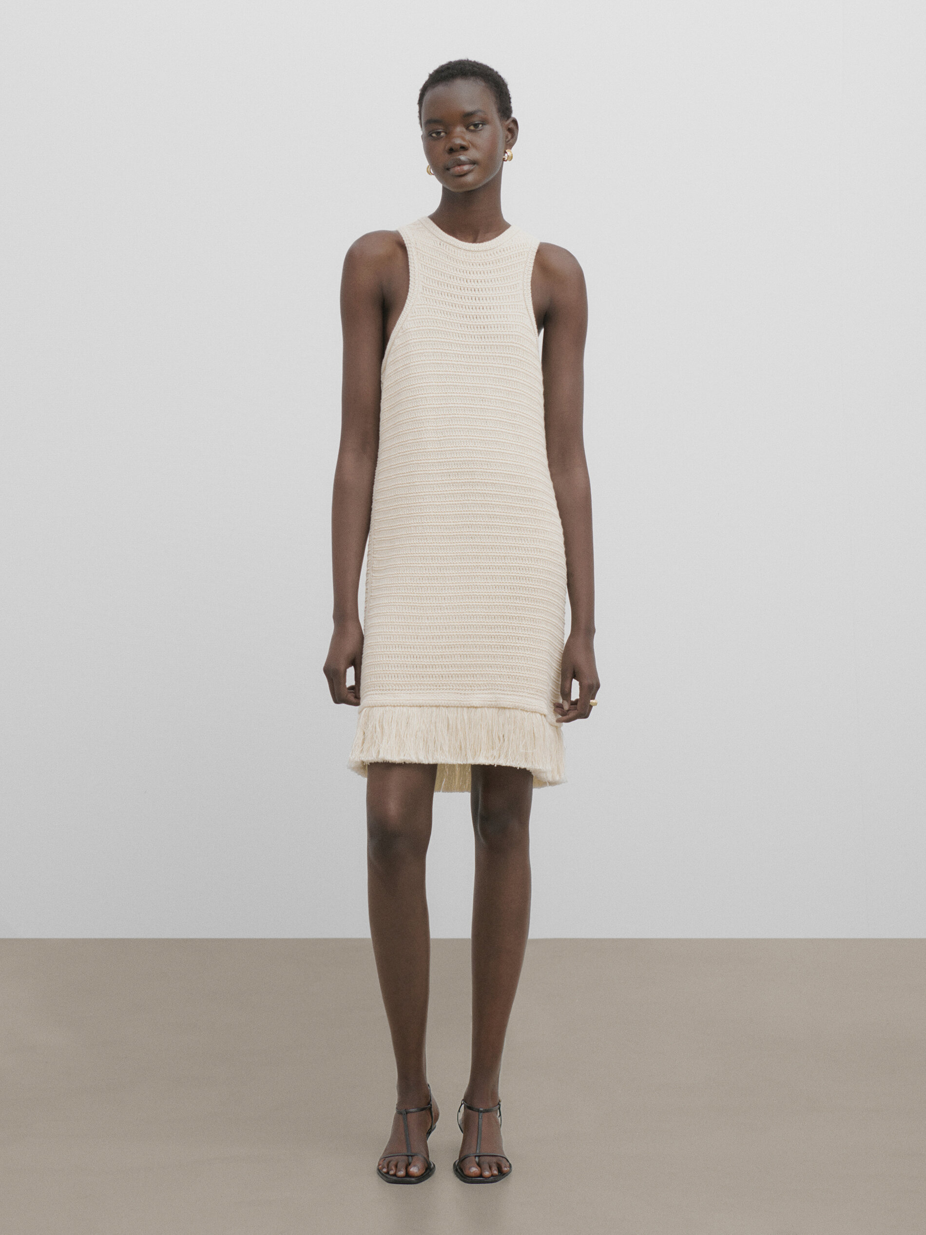 Vestido curto em crochê com ponto flecos - Studio - BEGE