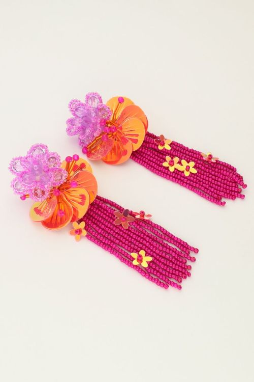 Island oorhangers met bloemen en roze slierten