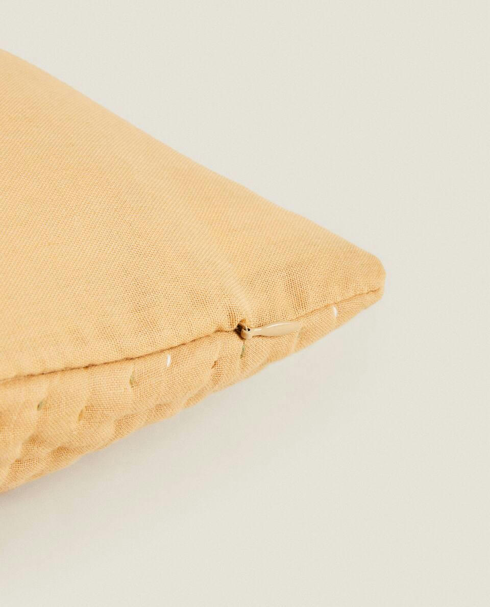 CAPA DE ALMOFADA COM COSTURA DETALHADA