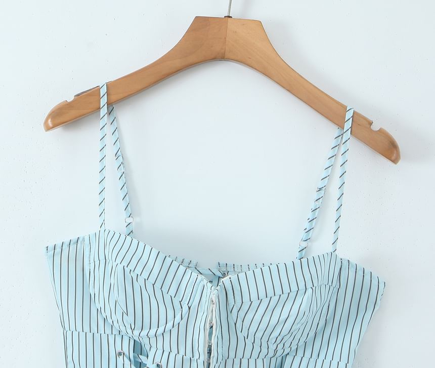 Avauntgardo - Gestreepte crop top met haak-en-oog vetersluiting
