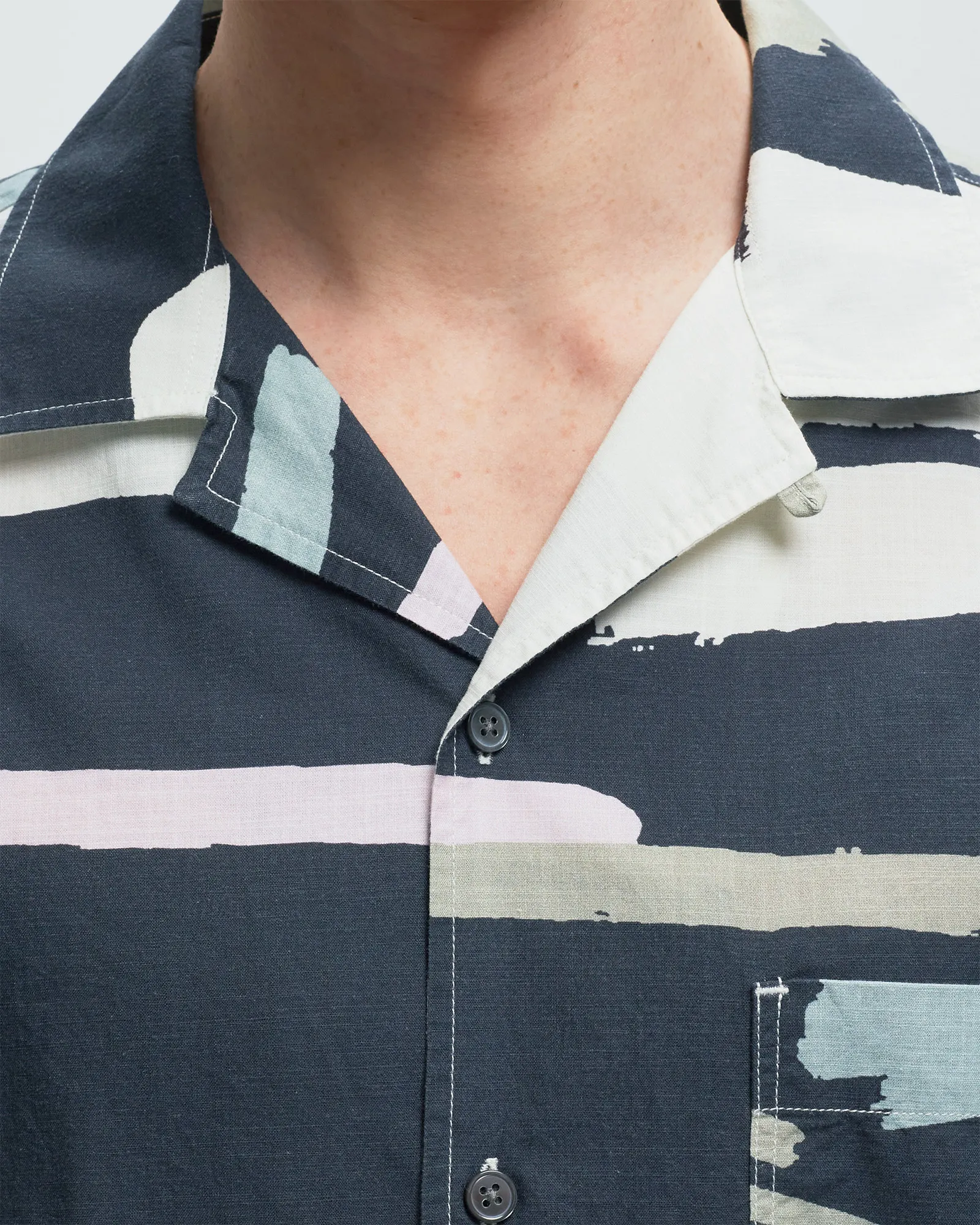 CLOSED SHORT SLEEVED SHIRT