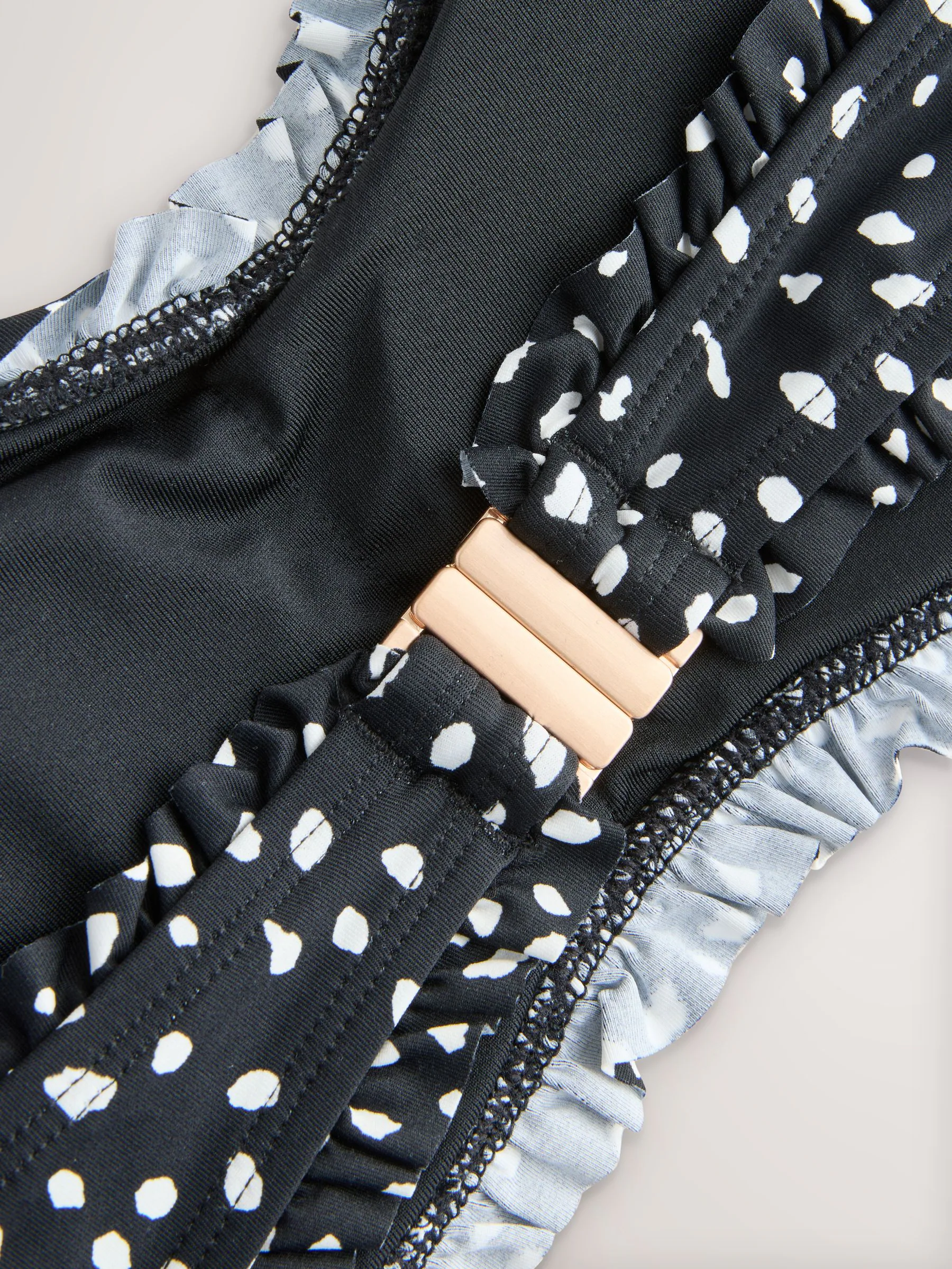 Zwart-wit met stippen - Bandeau bikinitop met ruches