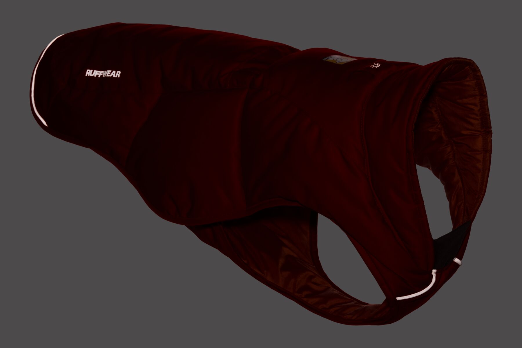 Veste d'hiver pour chien isolée quinzee™ avec passage pour laisses. Couleur: fired brick (rouge foncé), taille: xl