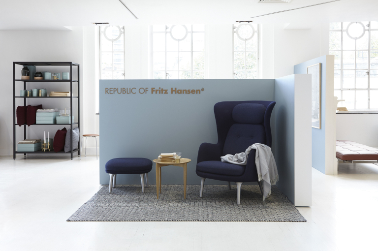 Fritz Hansen Foldable Tray Table bijzettafel zwart gelakt eiken