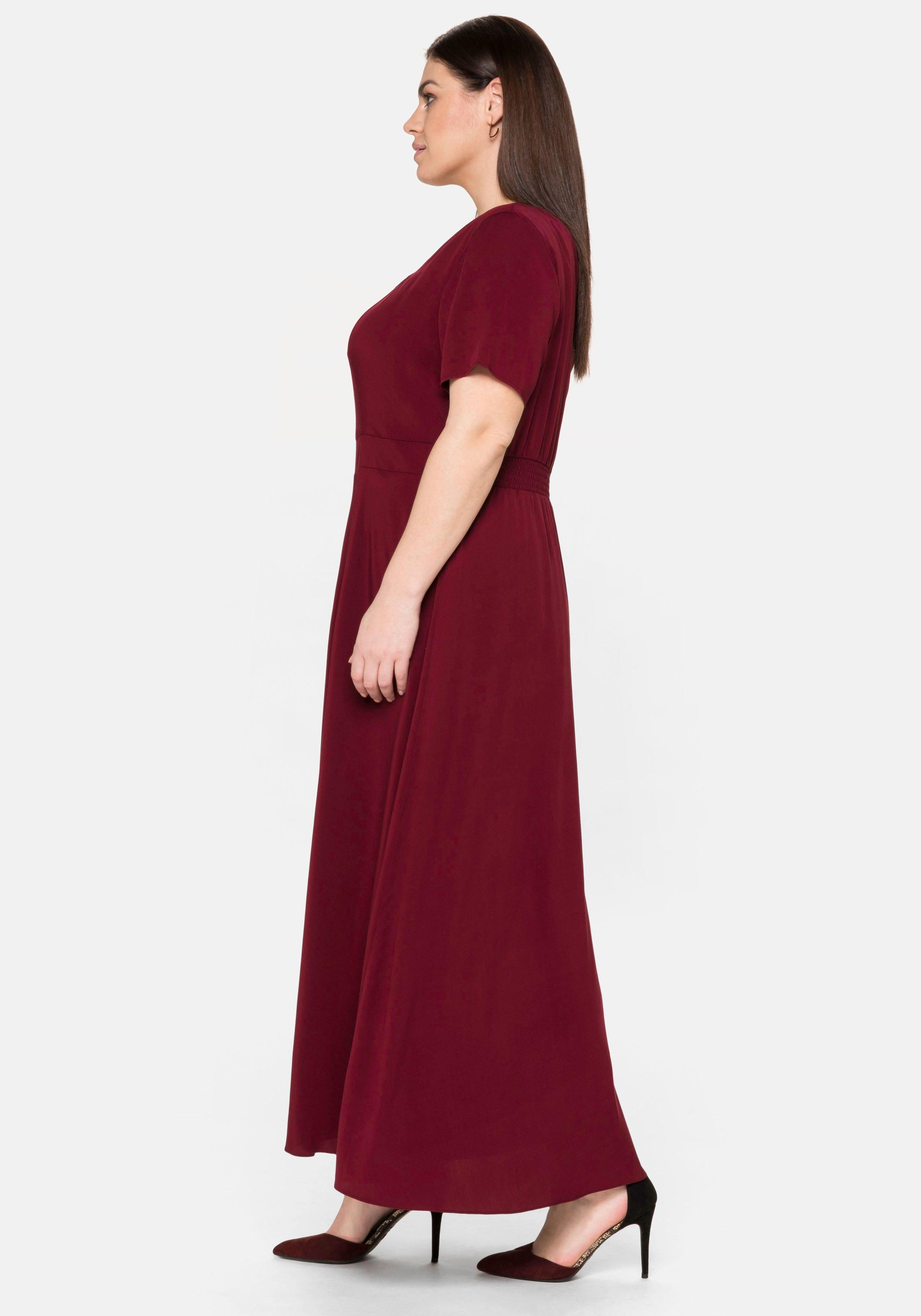 Abendkleid mit Schmucksteinen am Ausschnitt