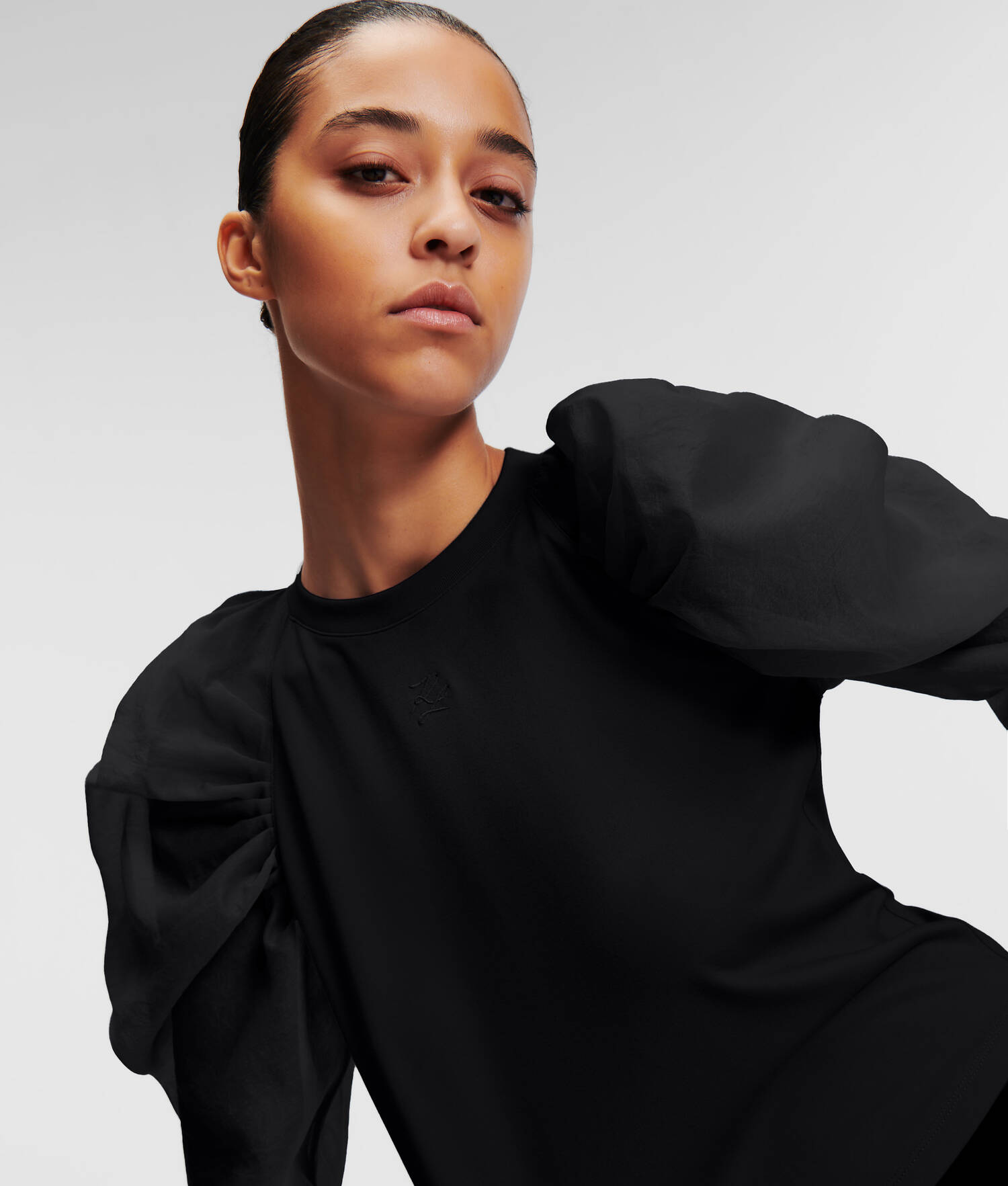 HAUT À MANCHES EN ORGANZA SÉLECTIONNÉ PAR HUN KIM