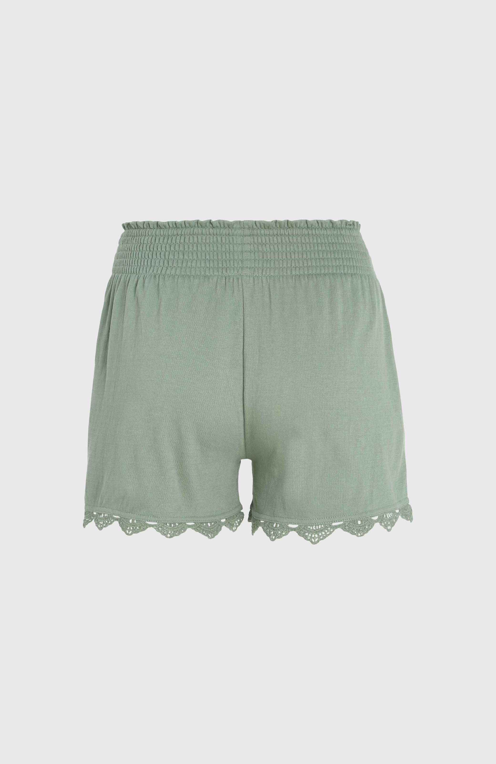O'Neill Sweatshorts »ESSENTIALS AVA SMOCKED SHORTS«  mit Häkeldetails