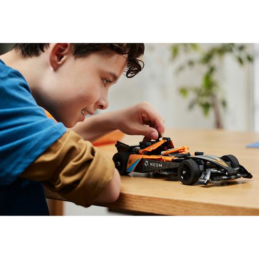 LEGO Technic NEOM McLaren Formula E-Racerbil - 42169
