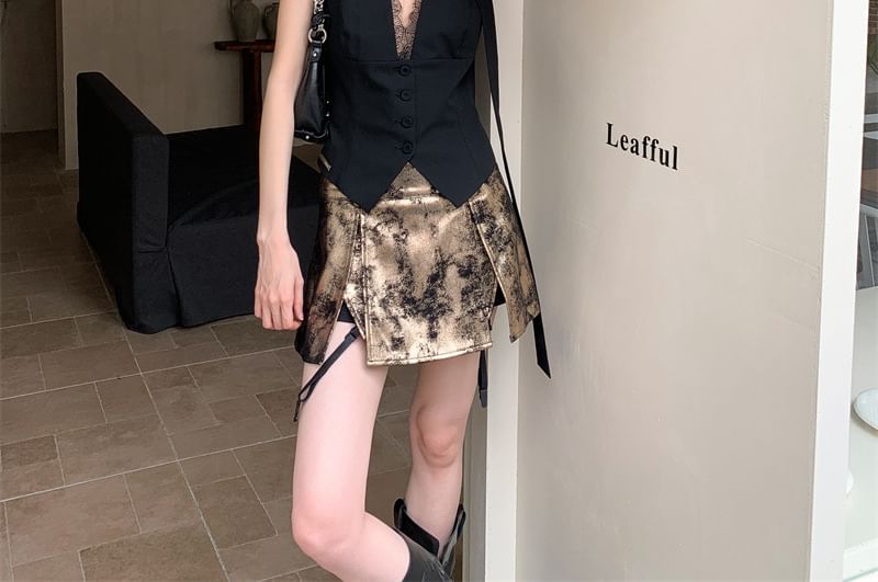 Verona Sing - V-hals vest met effen kant en knoopjes / Mini A-lijn rok met print en split