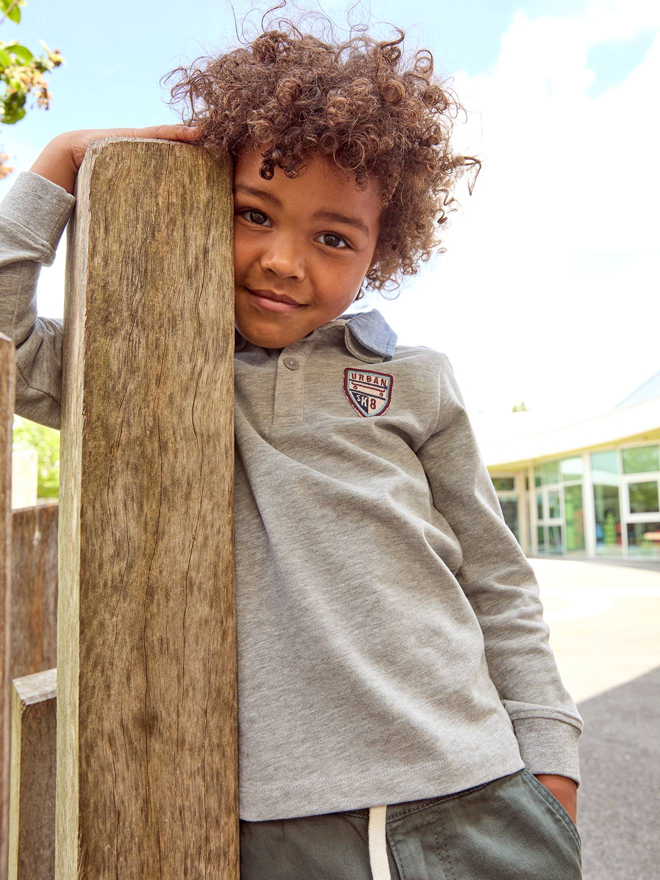 Camisa polo com emblema e gola chambray, camisa lisa azul-marinho infantil com estampas.