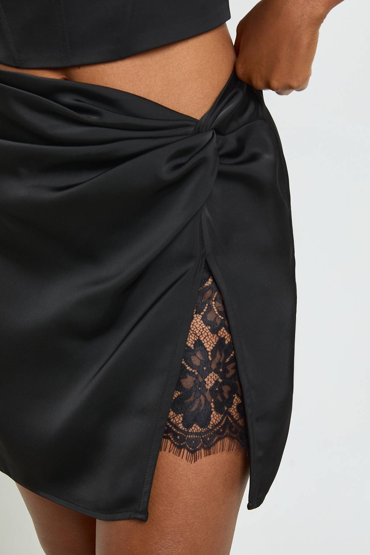 boohoo Mini-jupe en Satin avec Empiècement en Dentelle Tall
