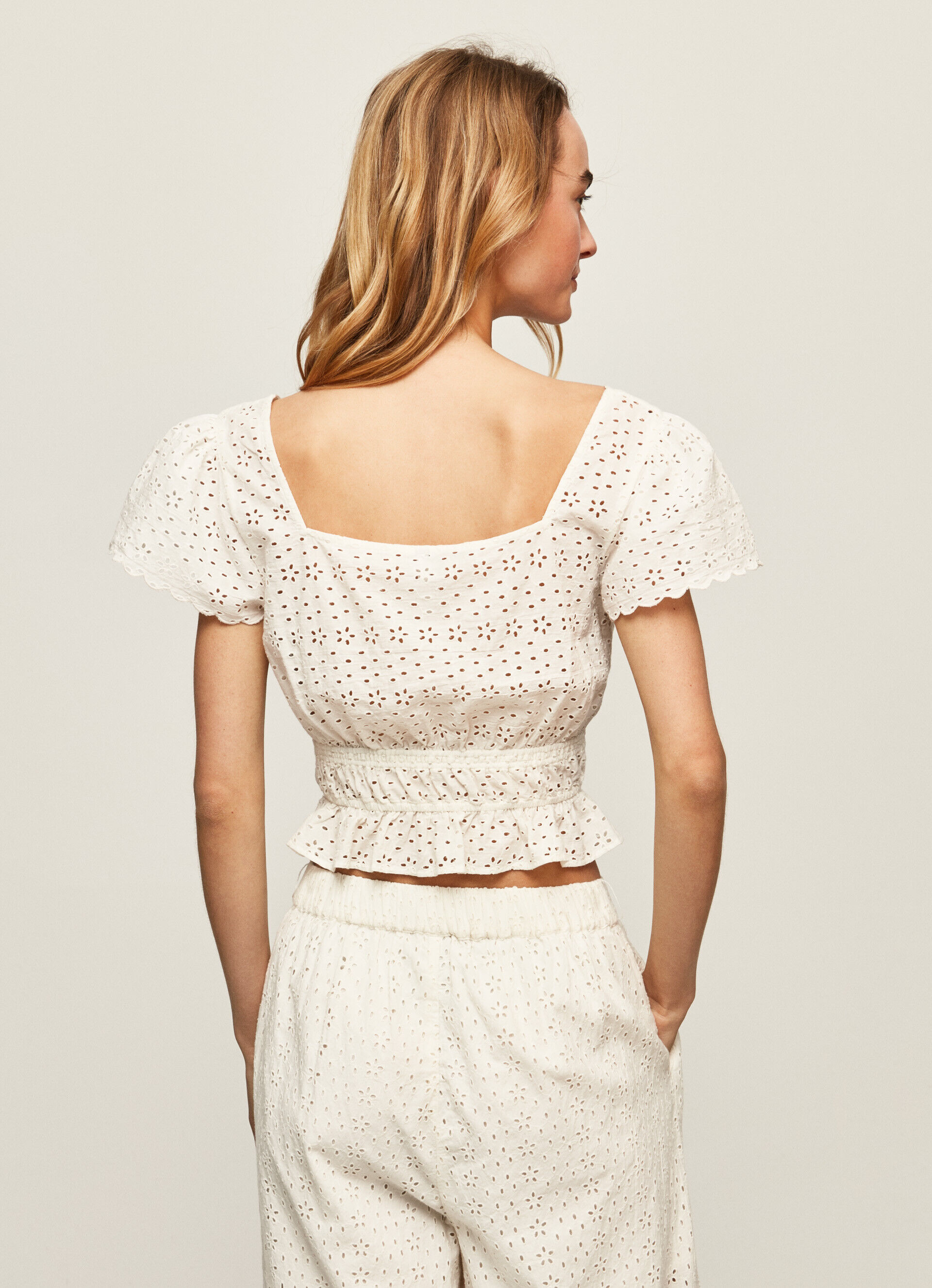 Blusa de algodão com detalhes vazados - branca