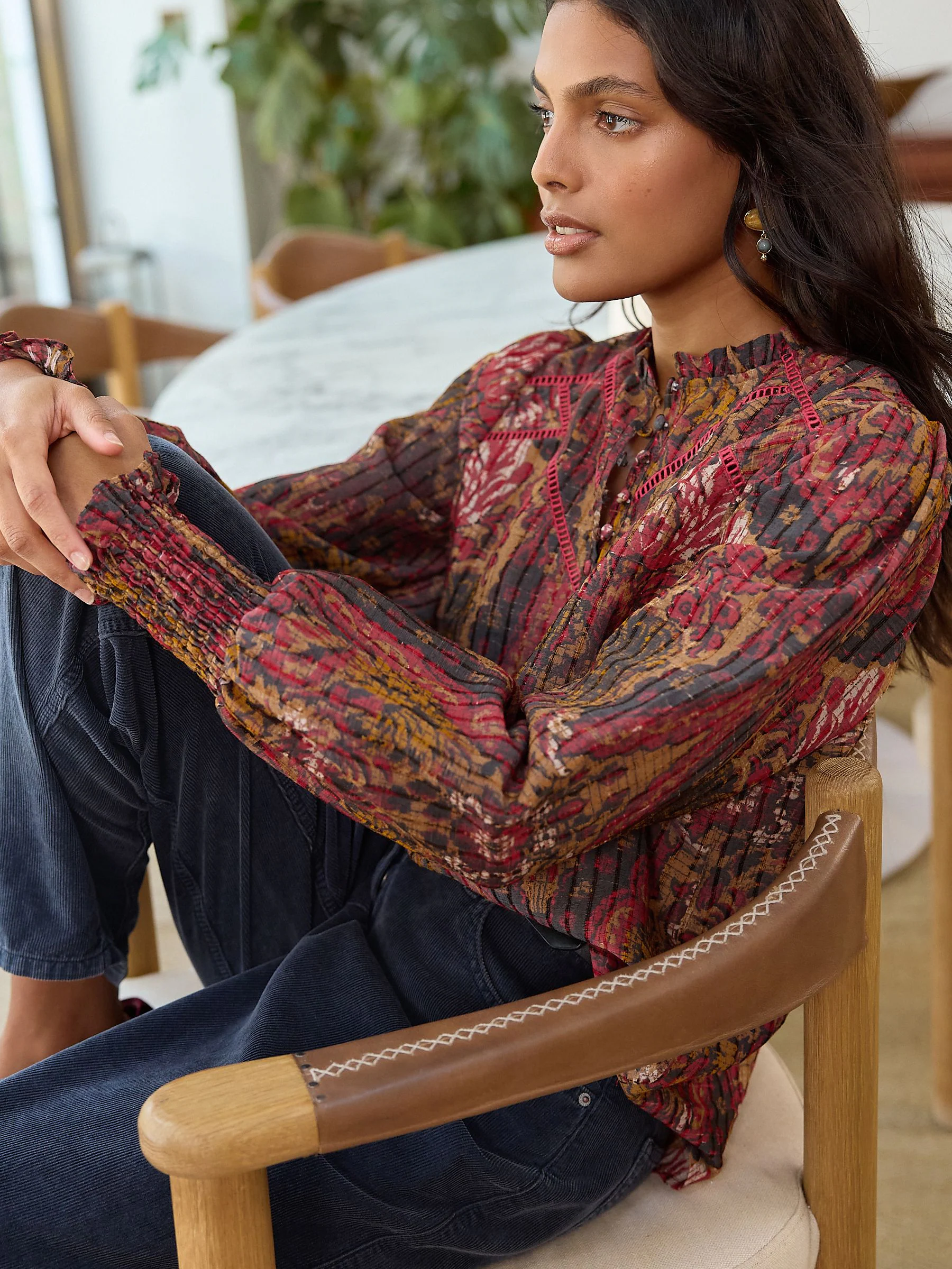 Rode abstracte bloemenprint - Chenille blouse met ladderinzet en lange mouwen