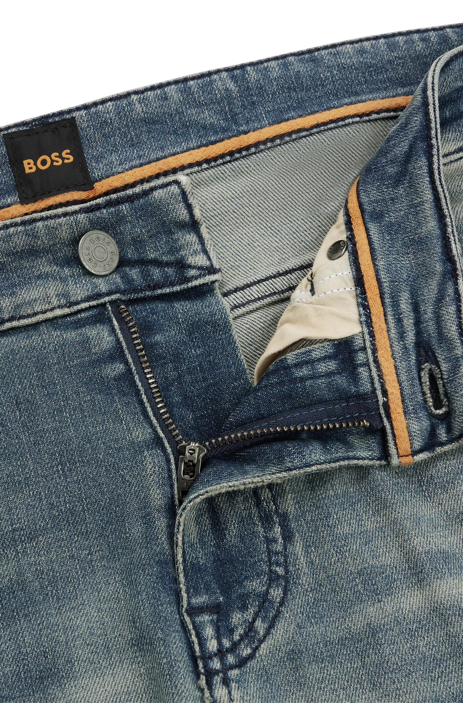 Calça jeans BOSS laranja, corte slim, em denim azul com tonalidade bege.