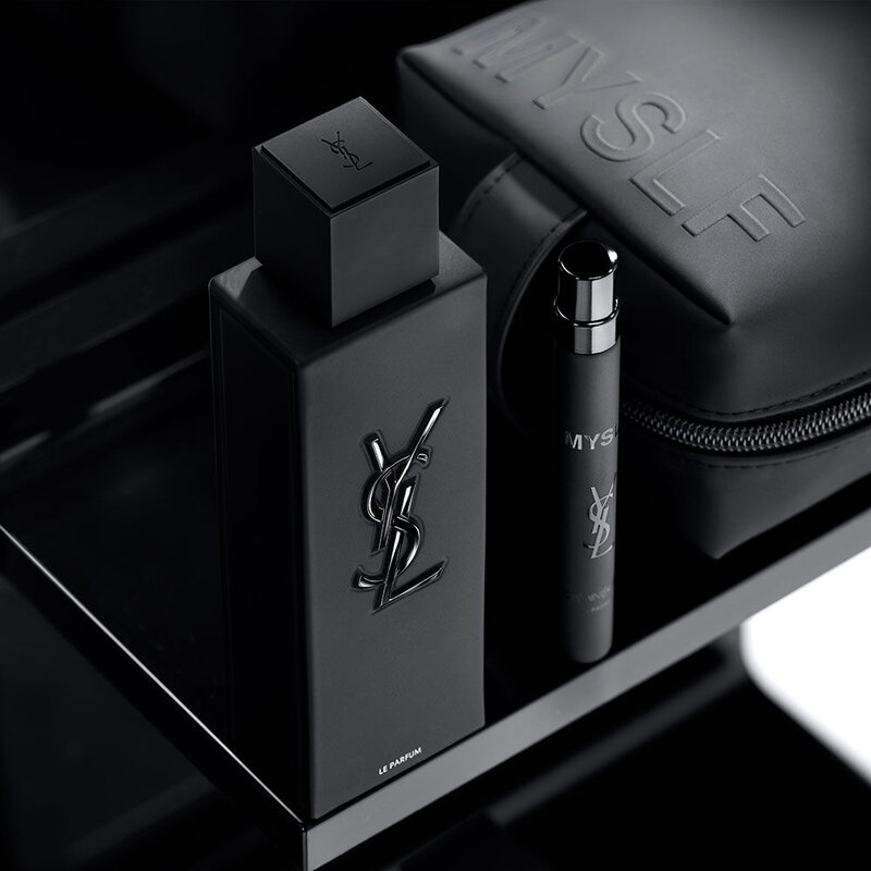 MYSLF LE PARFUM  LA NOUVELLE INTENSITÉ POUR UN HOMME NÉ POUR ÊTRE LUI-MÊME