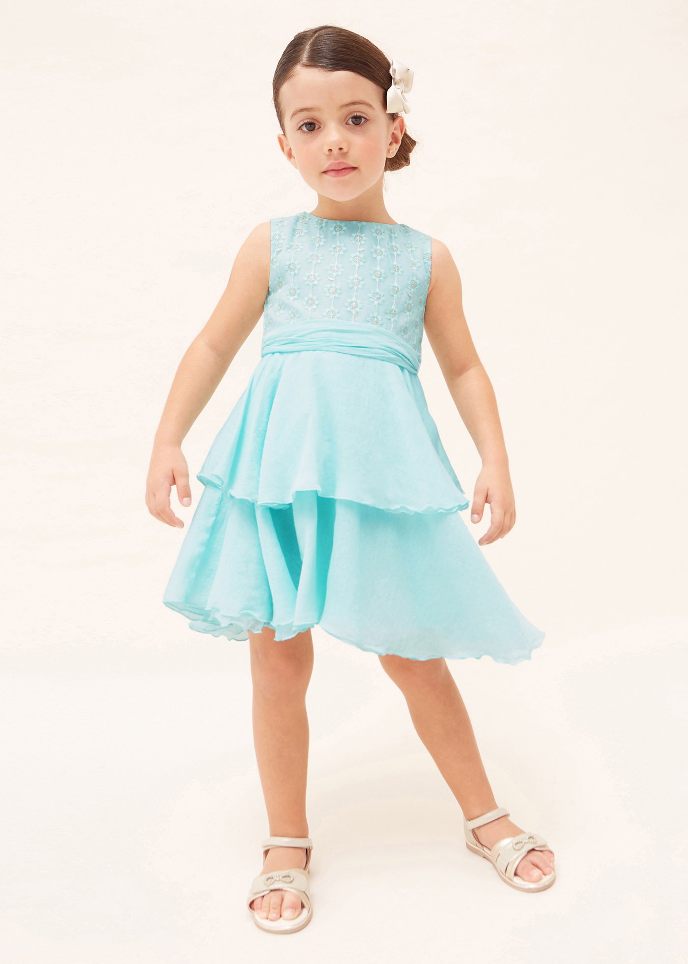 Vestido com saia franzida e bordado para menina
