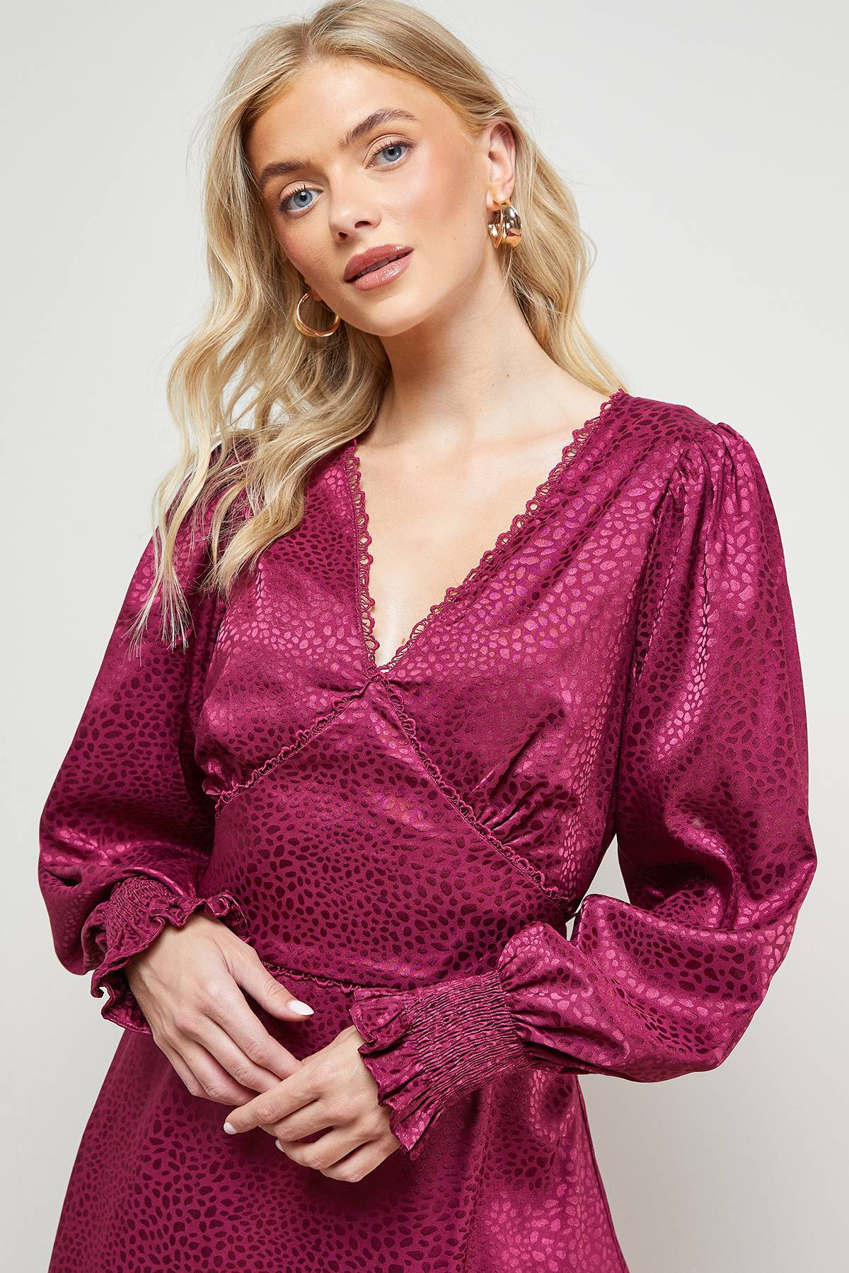 Oasis Robe Mi-Longue en Satin Jacquard