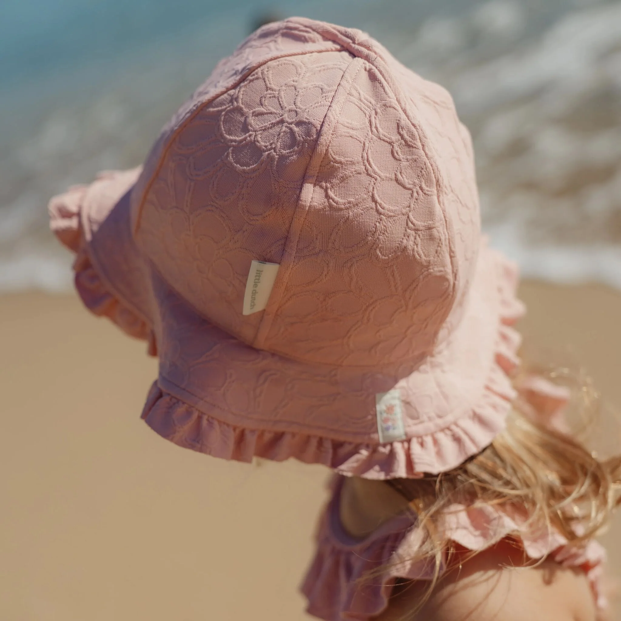 Roze zonnehoedje met ruffle & 3D-bloemen – stijlvol & comfortabel