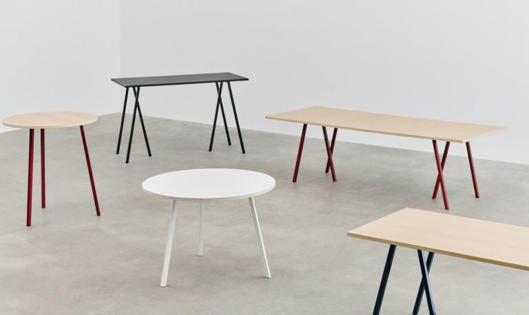 Hay Loop Stand Round eettafel Ø105 zwart onderstel, eiken gelakt