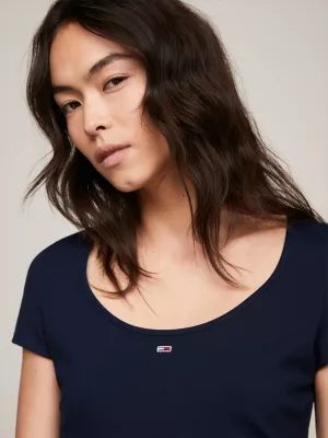 Vestido curto essencial com modelagem acinturada e evasê