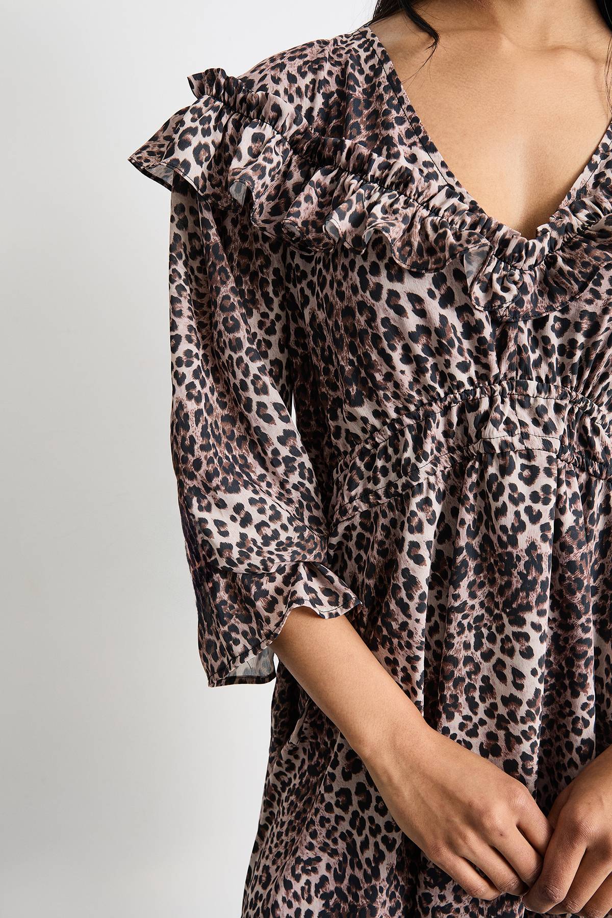 Warehouse Robe Mini Bohème à Imprimé avec Détails Volantés aux Épaules et Col en V