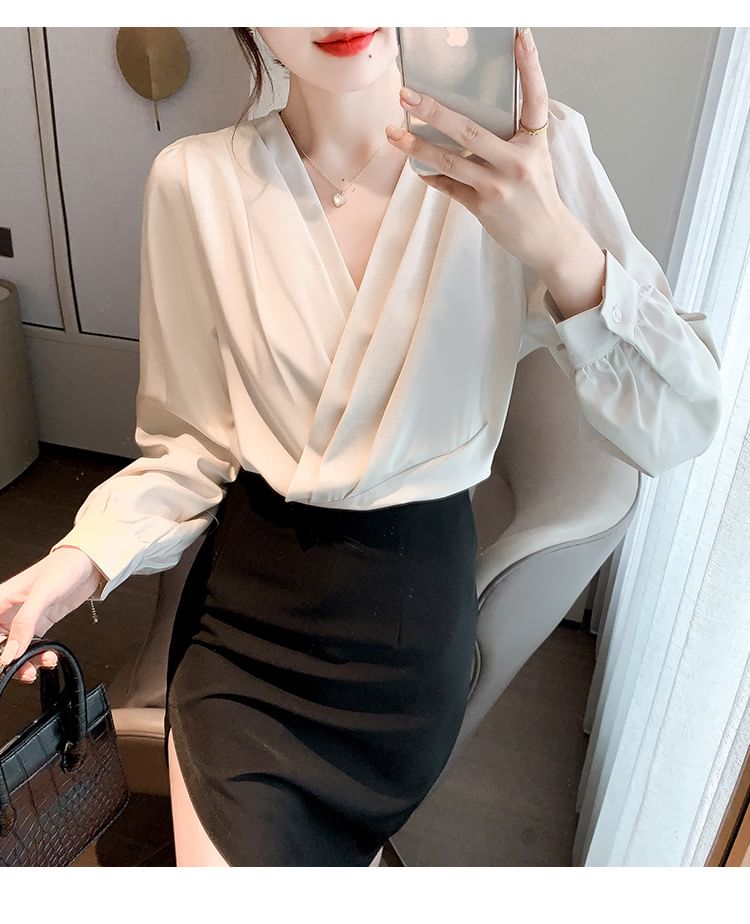 Daybreak - Lange mouwen V-hals effen satijnen blouse met gerimpelde zoom