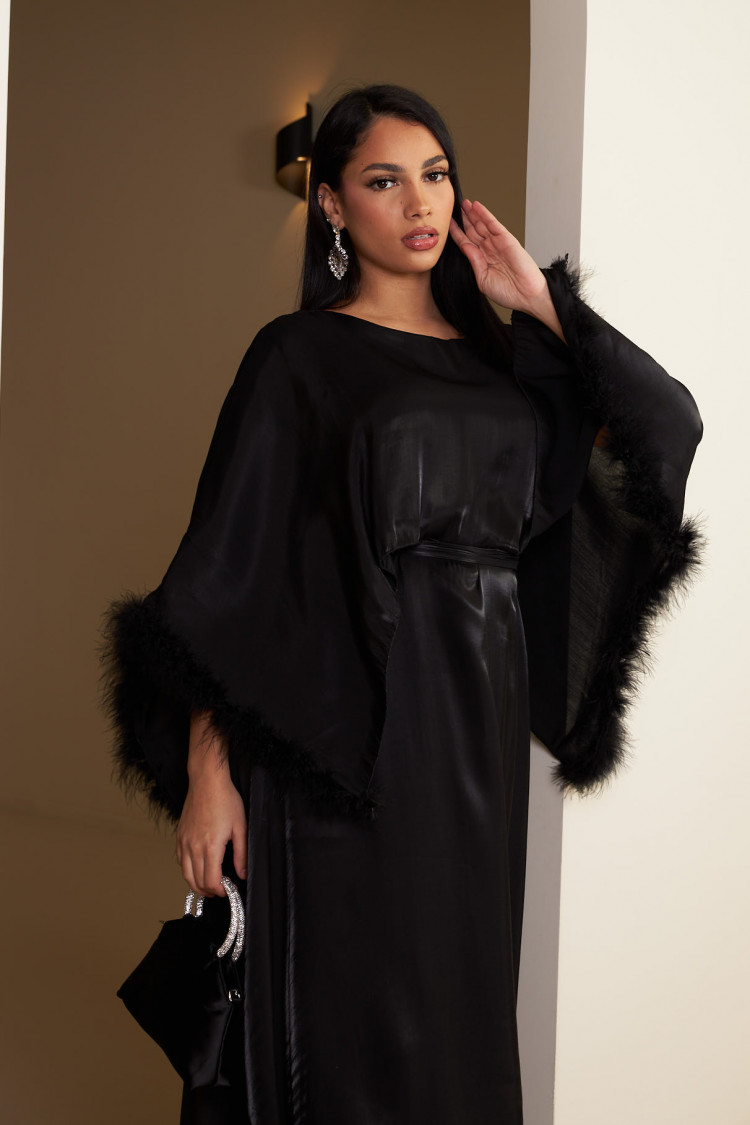 Robe longue noir satiné manche plume