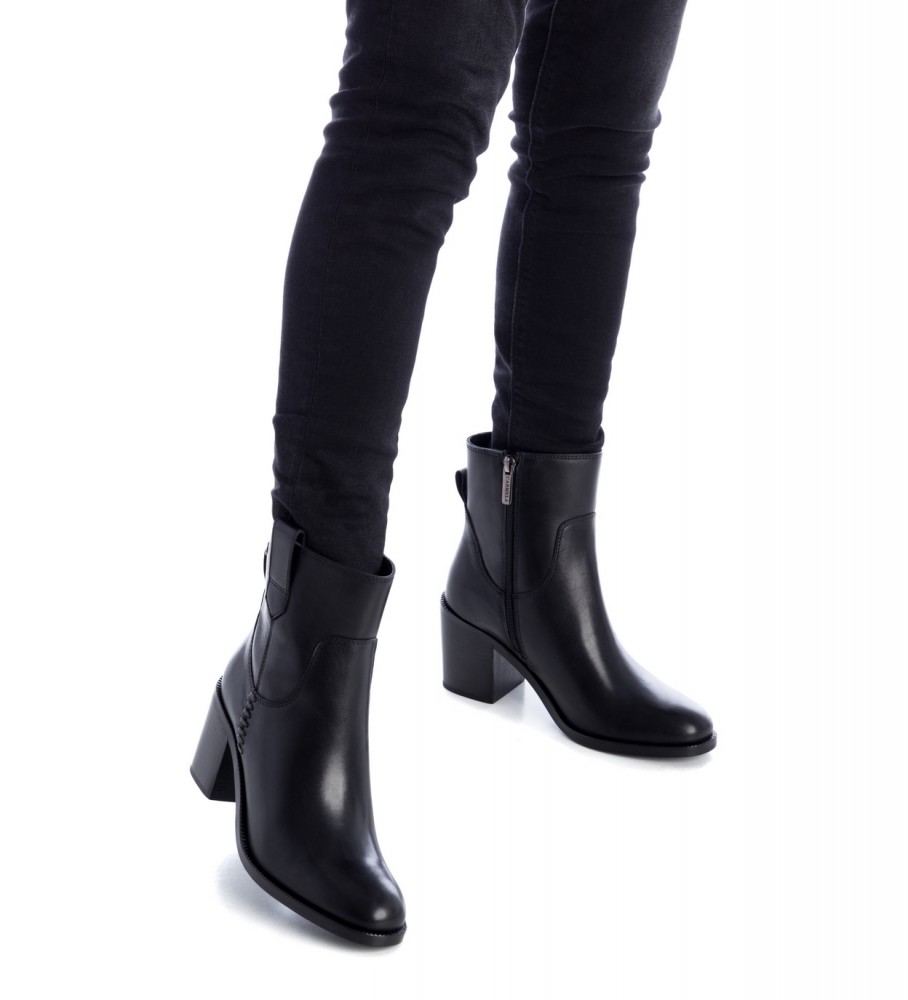 Botas de cano curto Carmela em couro preto, modelo 160058 - Altura do salto: 7 cm -