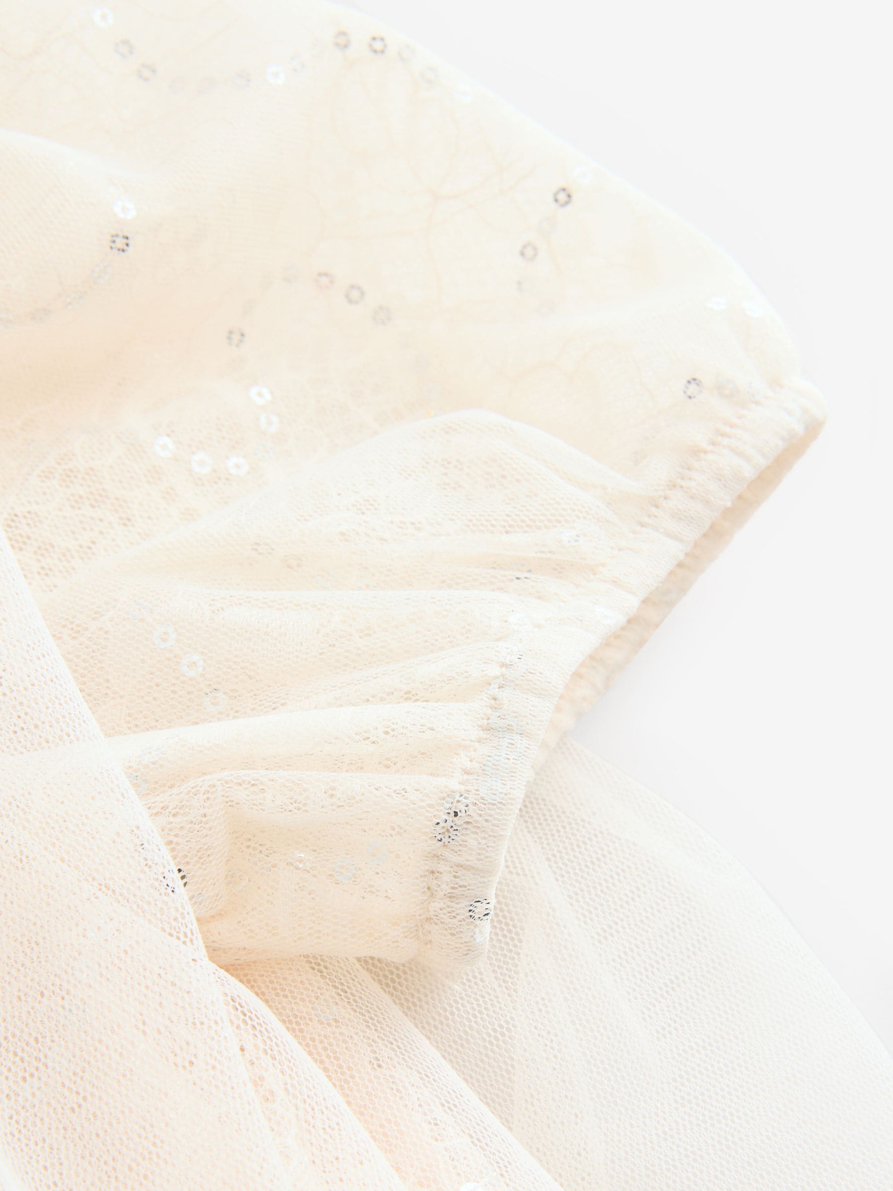 Baker by Ted Baker Crème jurk met Pailletten, kanten mesh en ballonzoom