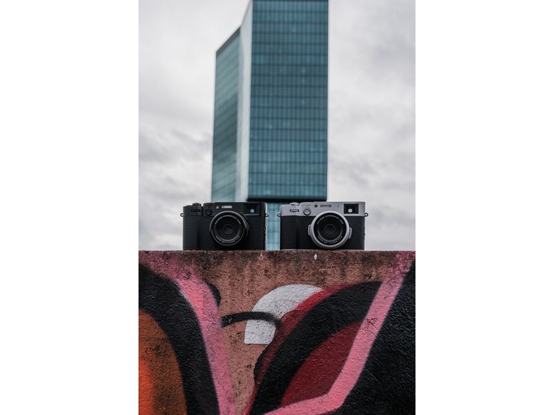 Fujifilm Fotokamera X100VI Schwarz Kompakte Digitalkamera mit anspruchsvollem Design und intuitiver Bedienbarkeit