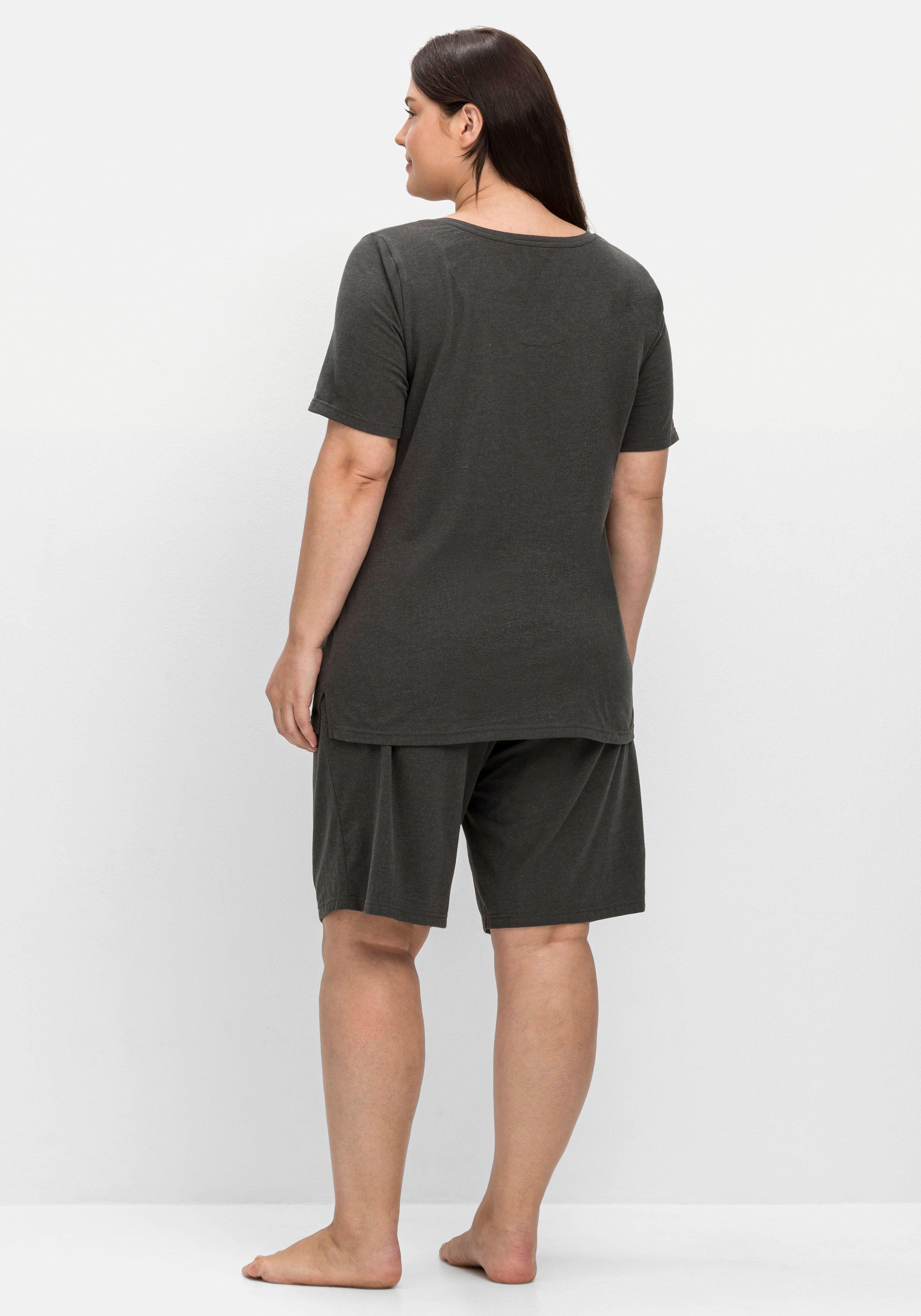 Schlafanzug mit Shirt und kurzer Hose