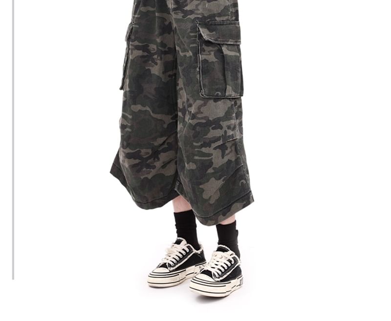 AXEN - Camo Print Washed Capri Cargo Jeans met wijde pijpen en middelhoge taille