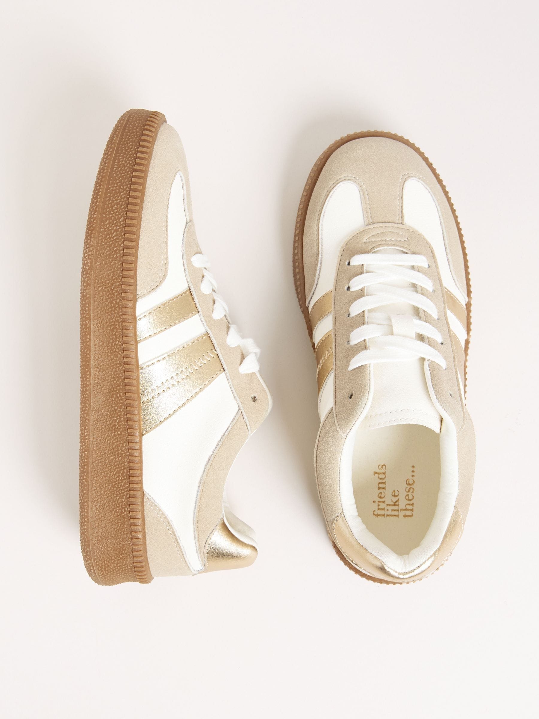 Wit en goudkleurig - Friends Like These retro sportschoenen met veters en rubberen zool