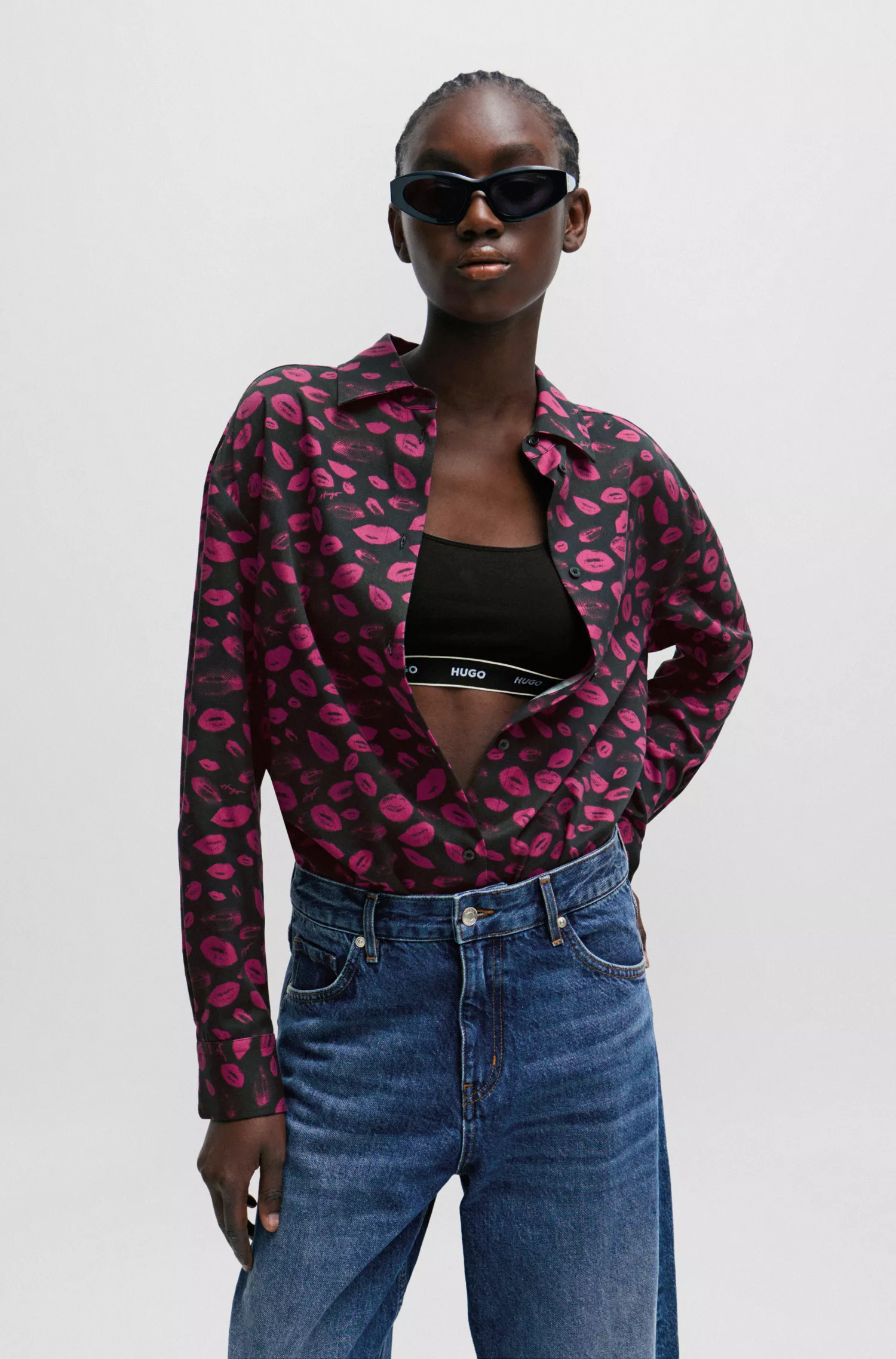 Blusa HUGO vermelha de modelagem ampla com estampa floral miúda de lábios.