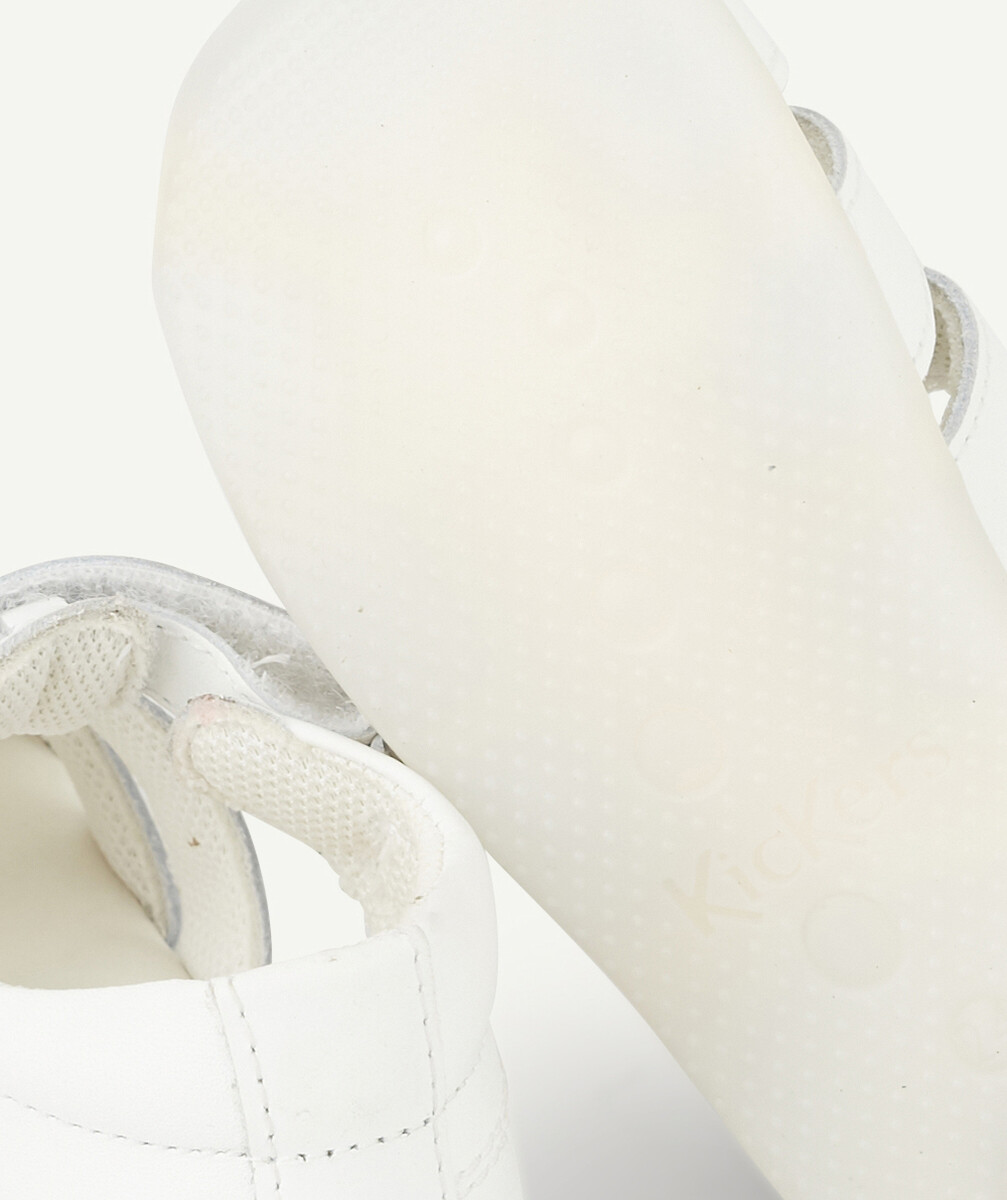 KICKERSLES SANDALES PREMIERS PAS EN CUIR BLANC