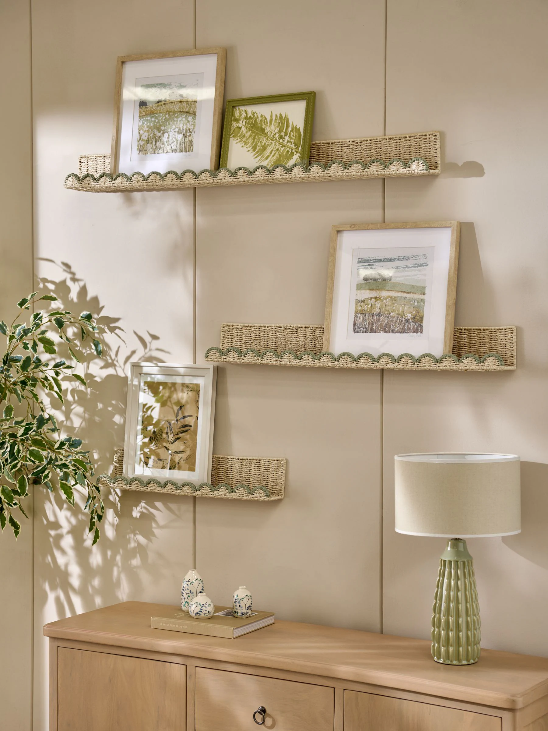 Woven Scallop Picture Shelf