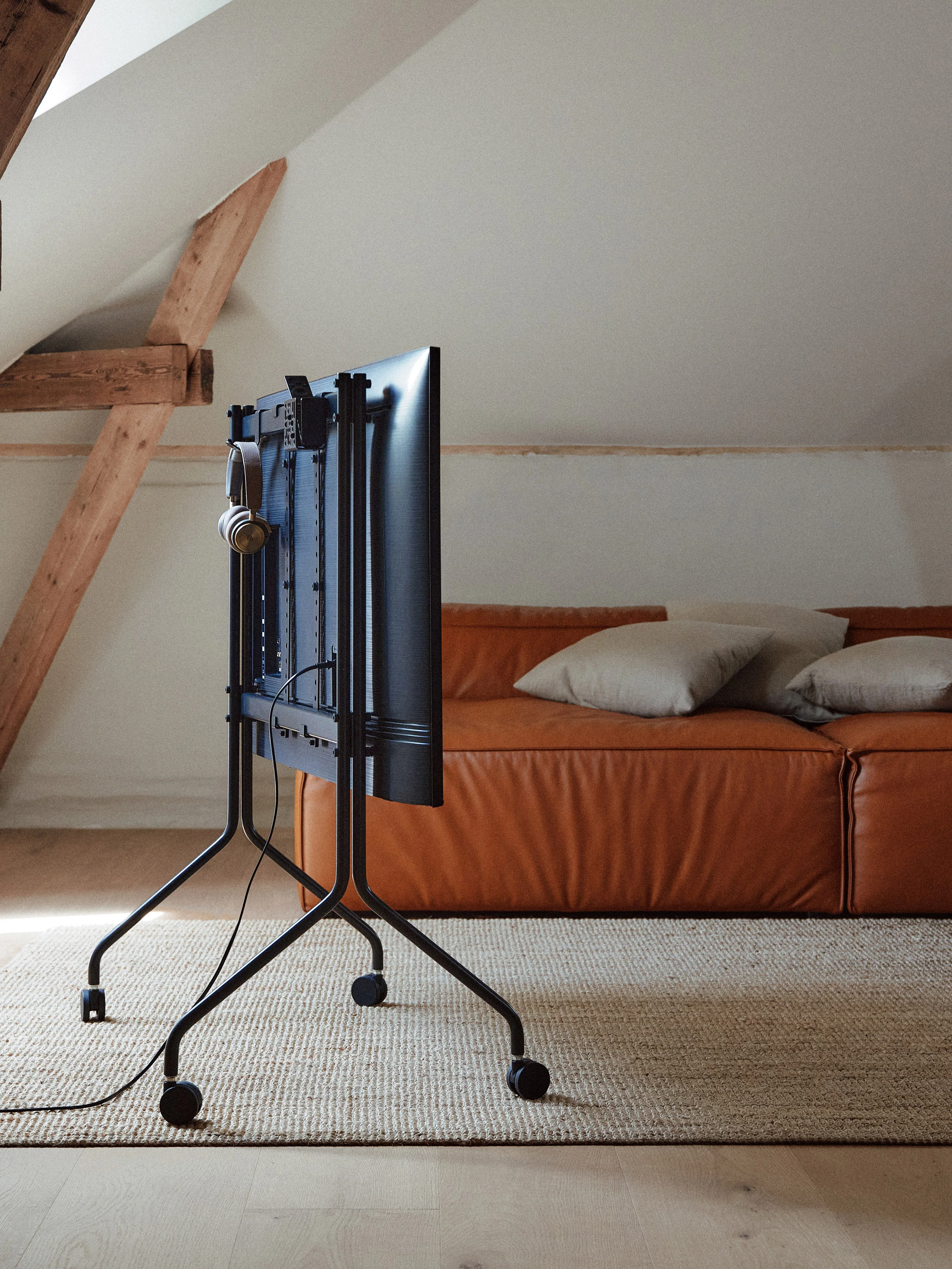 Tv-meubel Moon Rollin' Tall met wielen