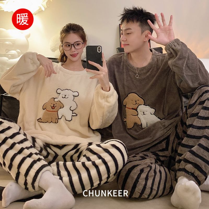 PERKARP - Koppel bijpassende pyjamaset: ronde hals sweatshirt met patroon + gestreepte broek
