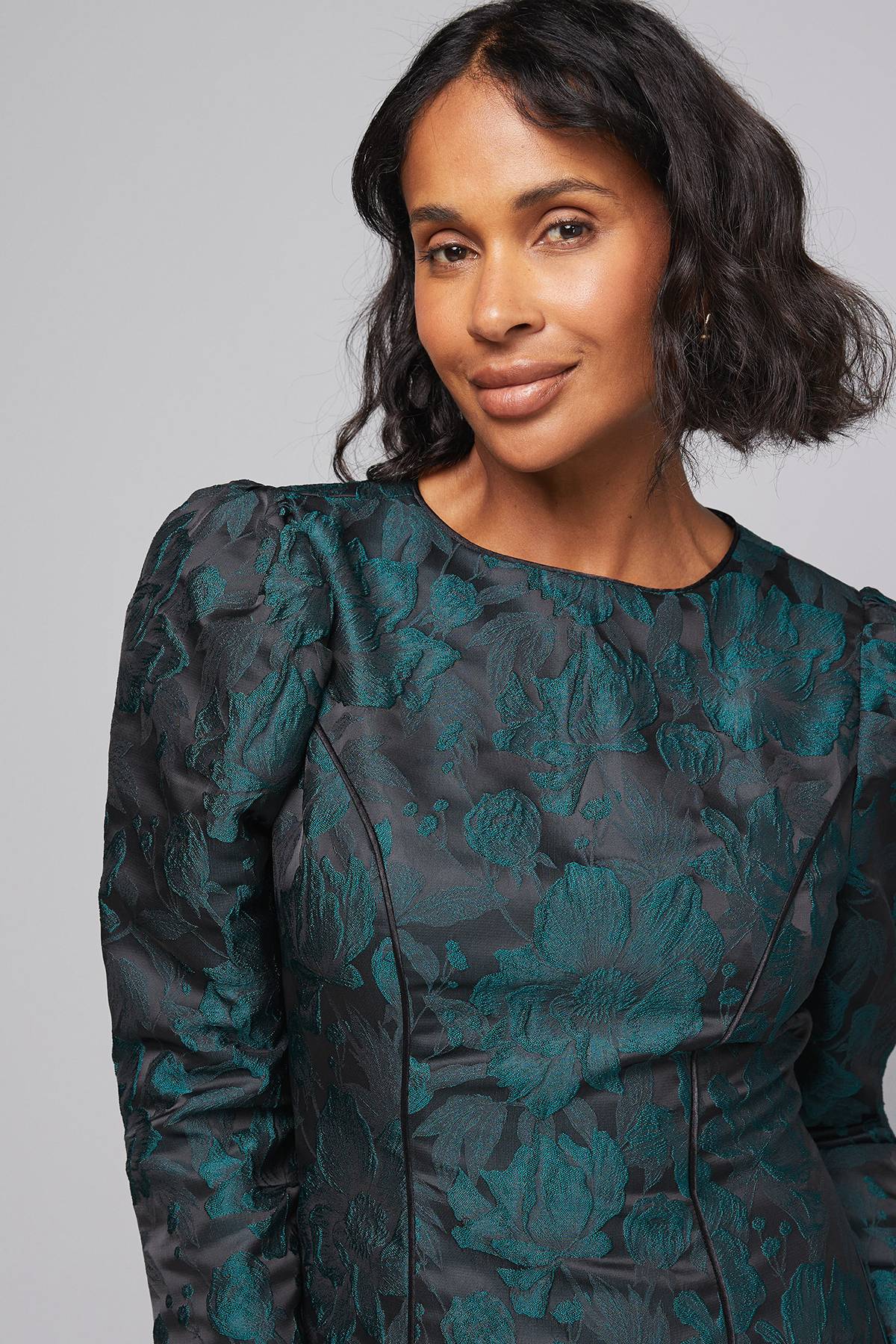 Wallis Robe Droite à Manches Bouffantes en Jacquard Fleuri