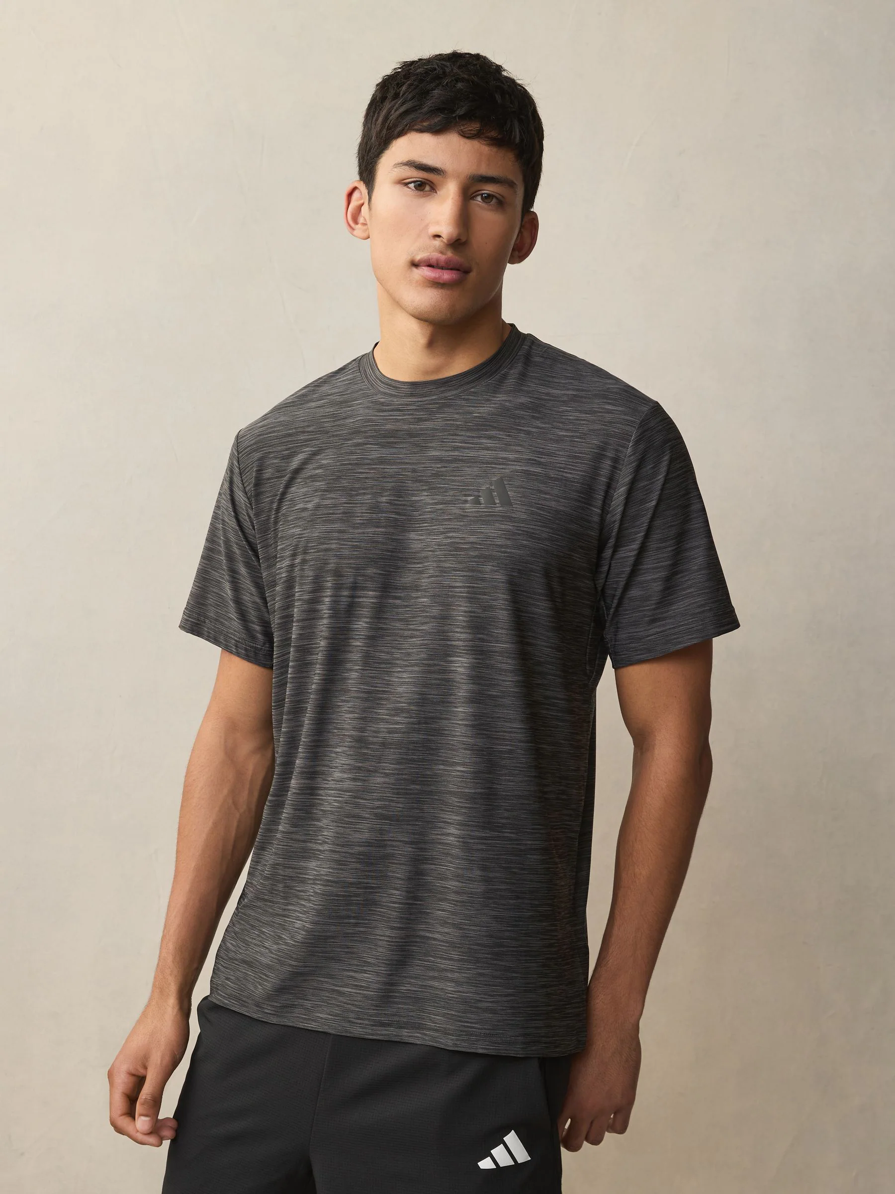 Grijs en zwart - adidas Train Essentials trainingsshirt met stretch